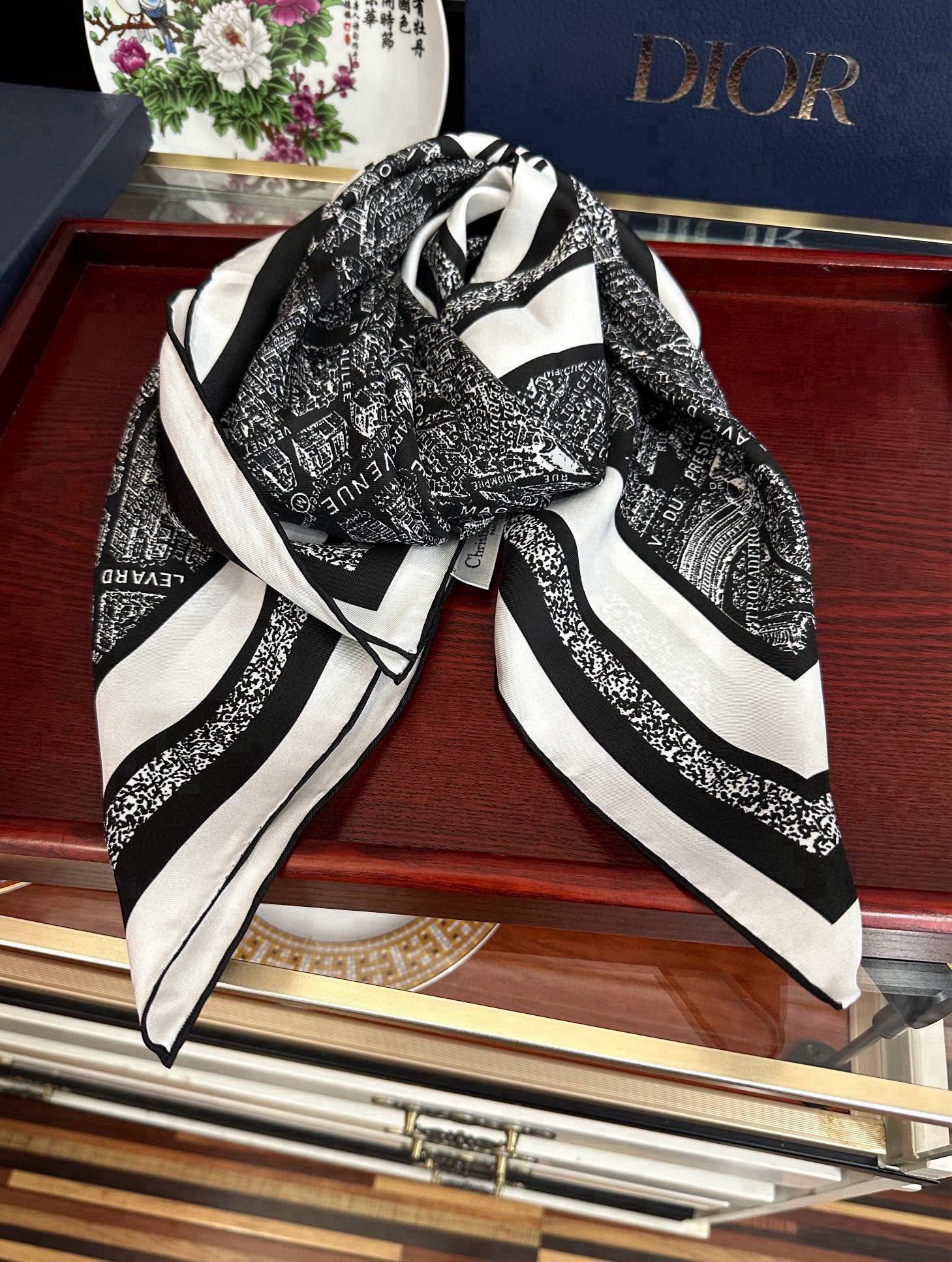 。新款 迪奥2025春夏季新款，【巴黎地图】太美了玫瑰买到都说好👍下手一定要快高端 大爱❤️女人尤物 货