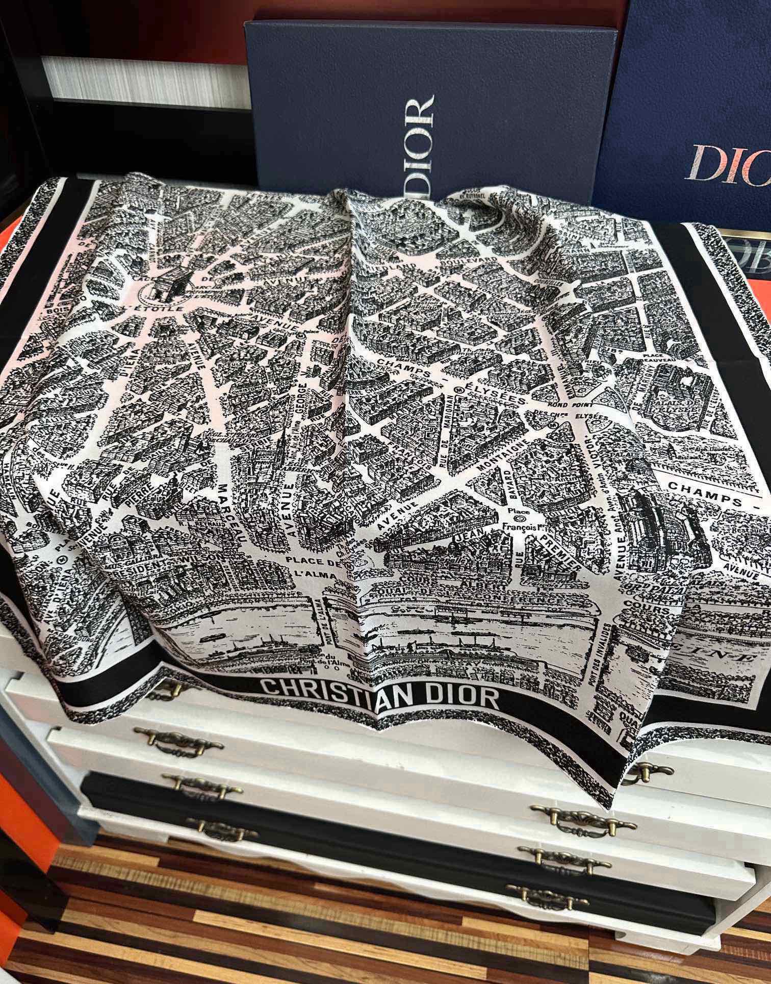 。新款 迪奥2025春夏季新款，【巴黎地图】太美了玫瑰买到都说好👍下手一定要快高端 大爱❤️女人尤物 货