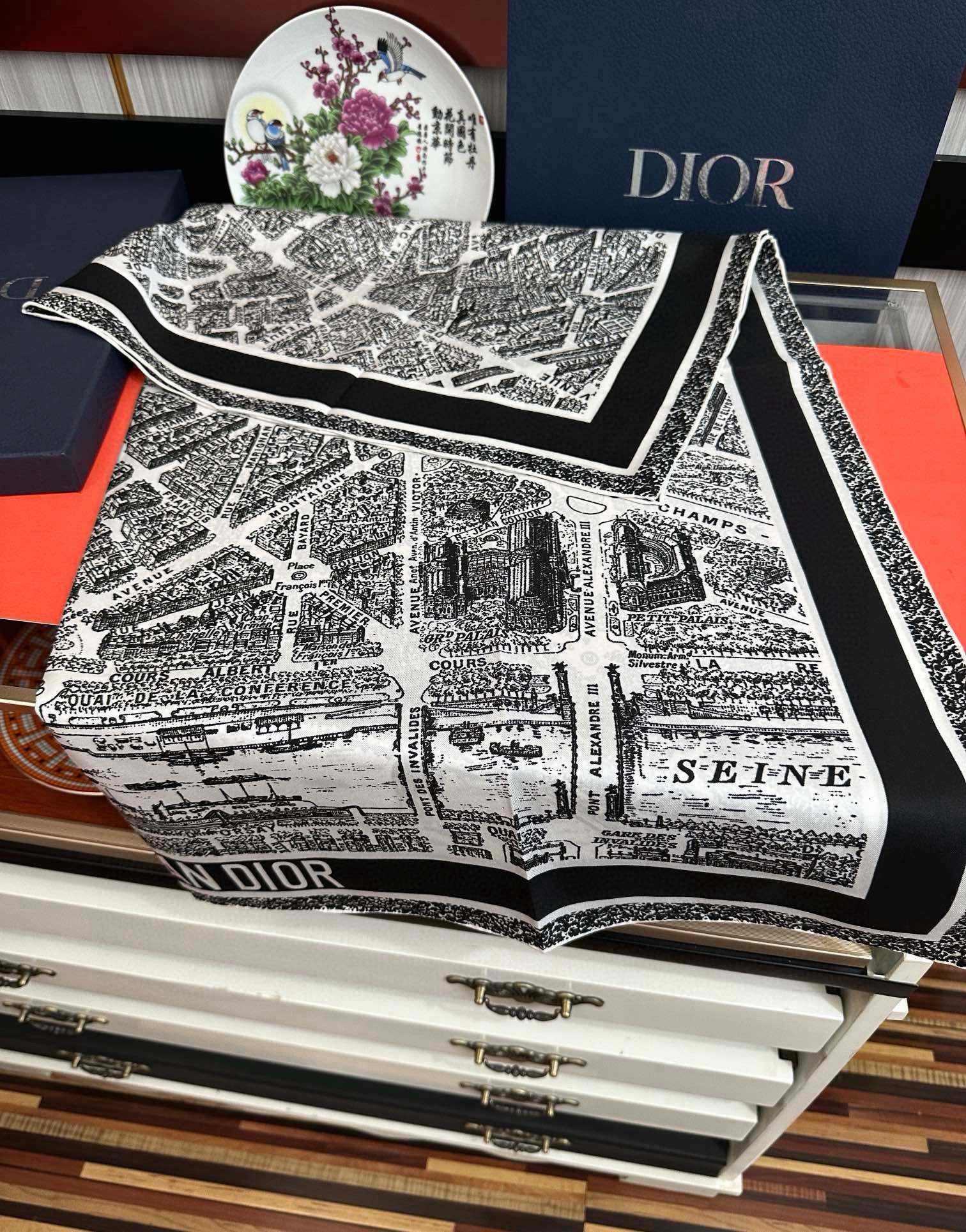 。新款 迪奥2025春夏季新款，【巴黎地图】太美了玫瑰买到都说好👍下手一定要快高端 大爱❤️女人尤物 货