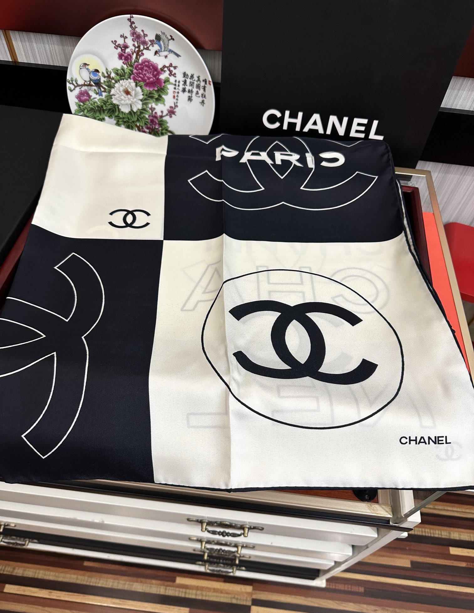 。上新 香奈儿 官网同步👍【18mm顶级真丝双面同色90方巾】春夏方巾设计真的好有突破
黑白格大气经典得