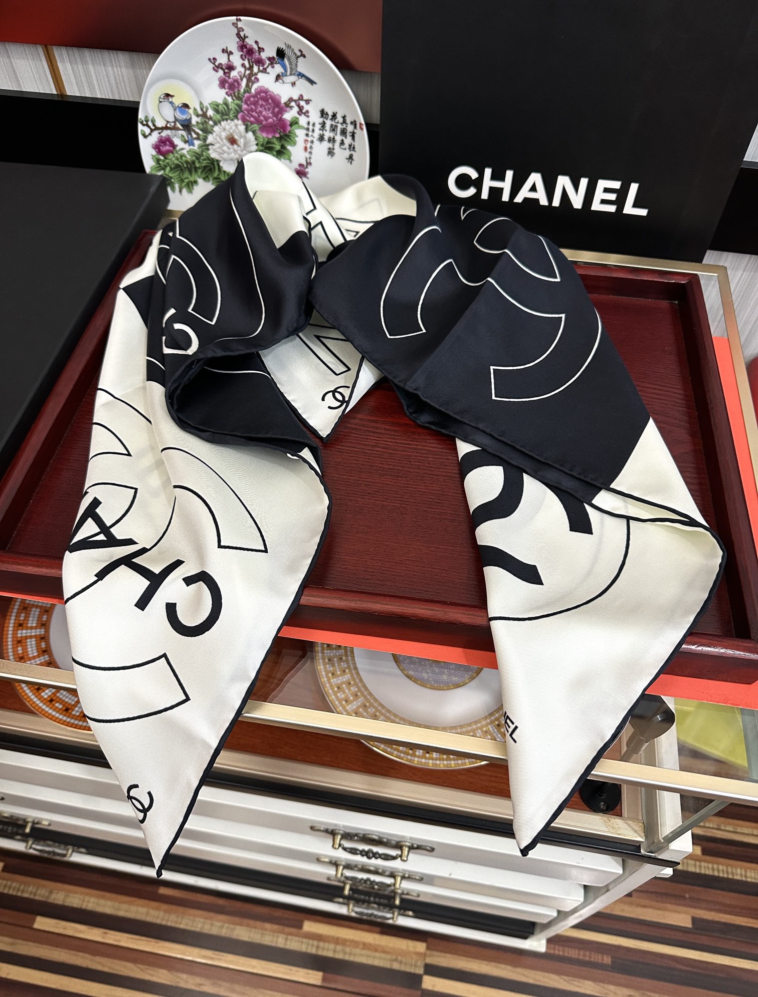 。上新 香奈儿 官网同步👍【18mm顶级真丝双面同色90方巾】春夏方巾设计真的好有突破
黑白格大气经典得