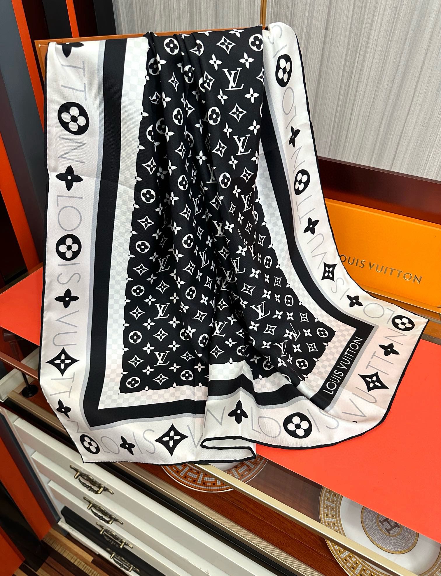 太阳 LV 25官网同步【双面同色】随便怎么围都好看發太美了庆祝顶级的设计發风格非常适合夏天搭配色随便怎