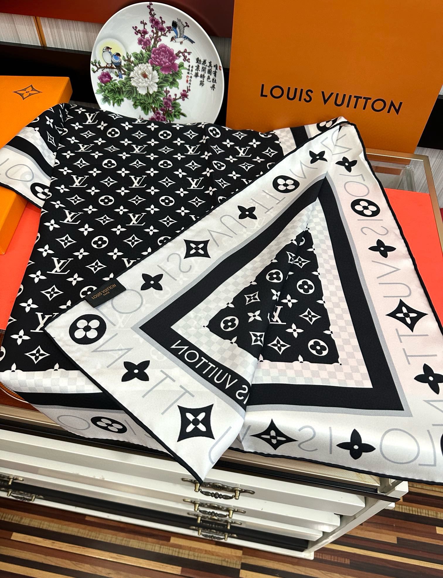 太阳 LV 25官网同步【双面同色】随便怎么围都好看發太美了庆祝顶级的设计發风格非常适合夏天搭配色随便怎