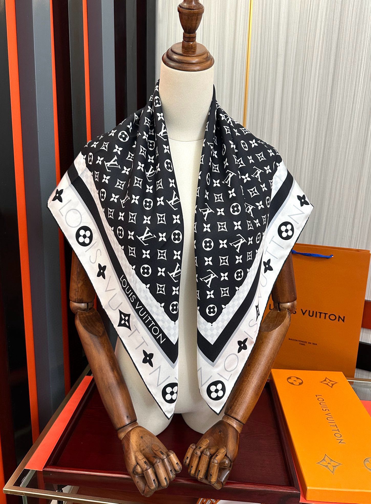 太阳 LV 25官网同步【双面同色】随便怎么围都好看發太美了庆祝顶级的设计發风格非常适合夏天搭配色随便怎