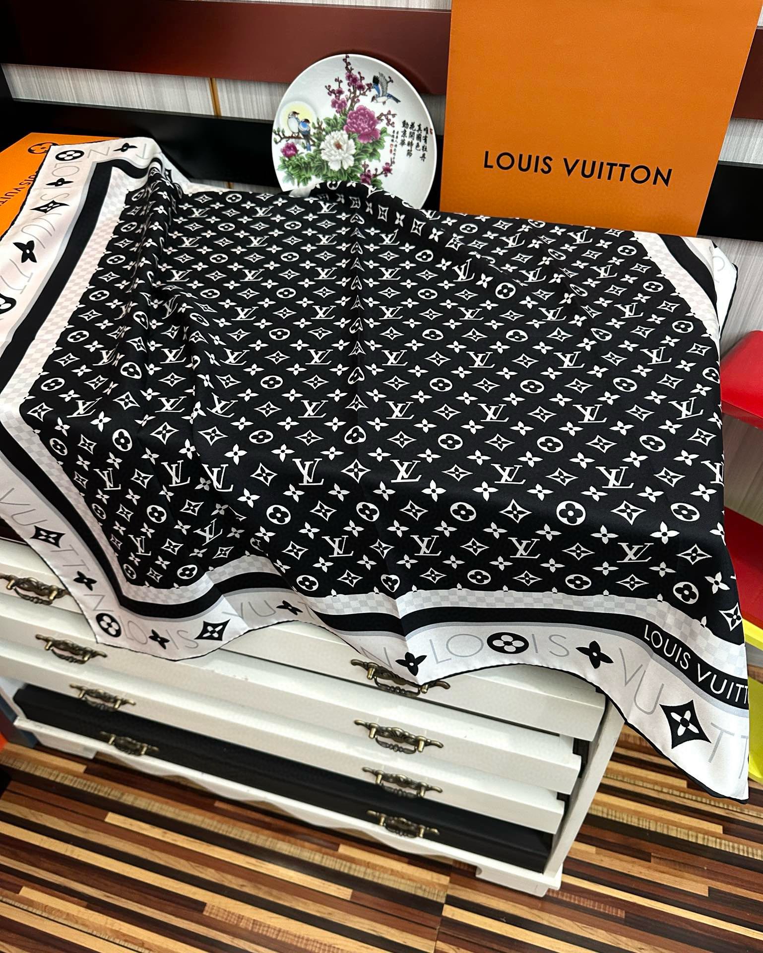 太阳 LV 25官网同步【双面同色】随便怎么围都好看發太美了庆祝顶级的设计發风格非常适合夏天搭配色随便怎