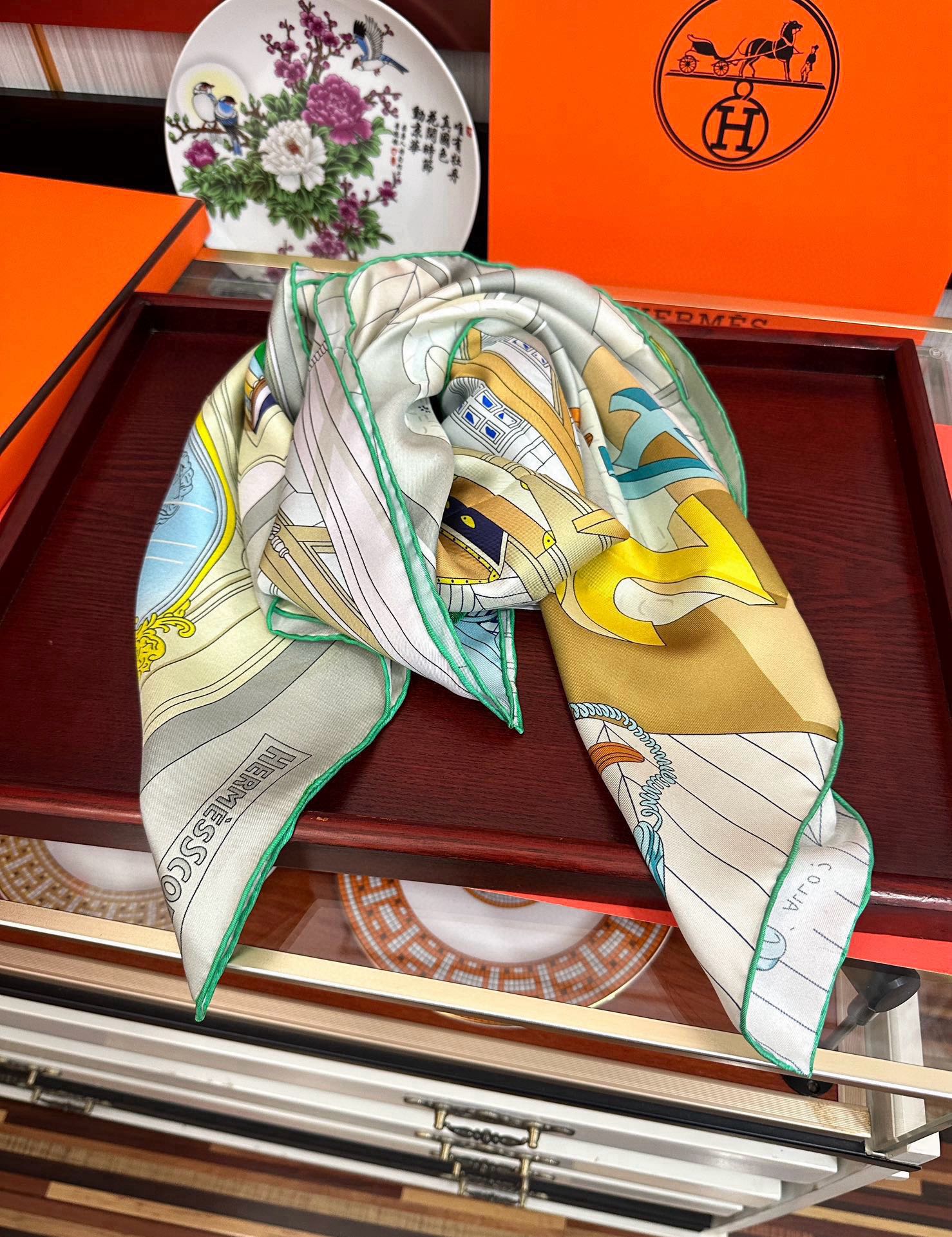 。高品质2025HERMES 【24号之谜】太阳精致卷边嘴唇太美了品质感很显好得意好搭到上瘾的丝巾色带着