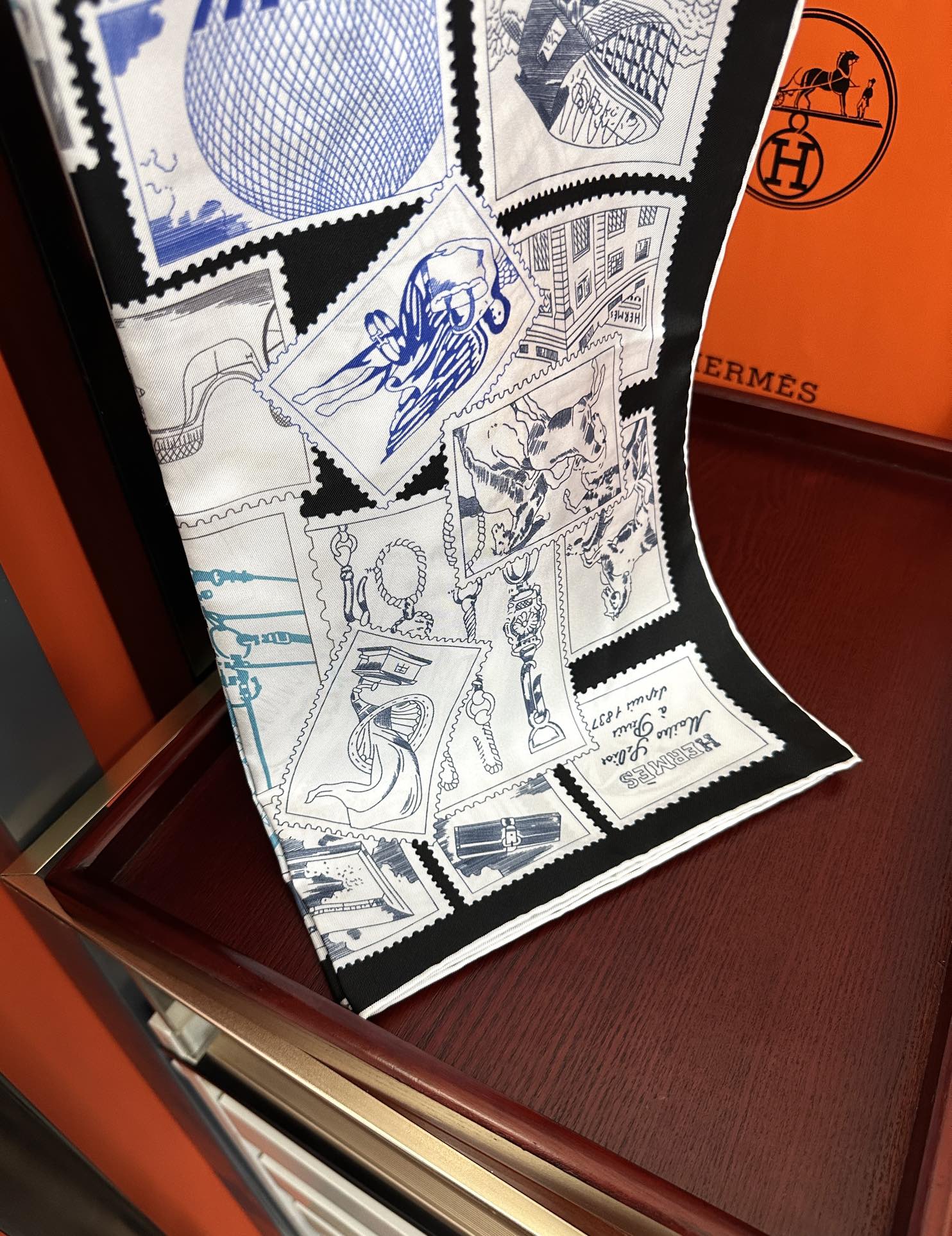 上新2025 。HERMES 重磅庆祝【福宝集邮者】90方巾嘴唇精简时髦，太美了 品质感很显好得意好搭到