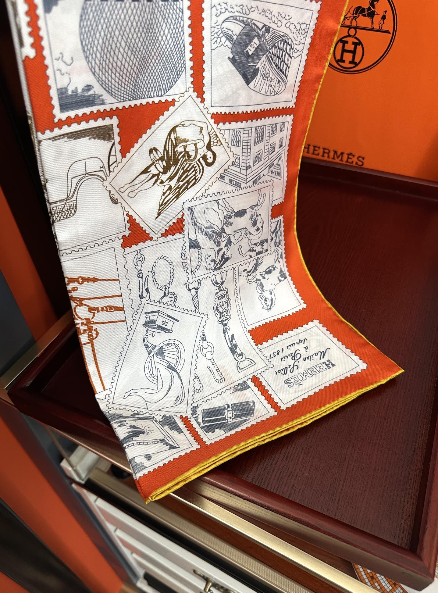 上新2025 。HERMES 重磅庆祝【福宝集邮者】90方巾嘴唇精简时髦，太美了 品质感很显好得意好搭到