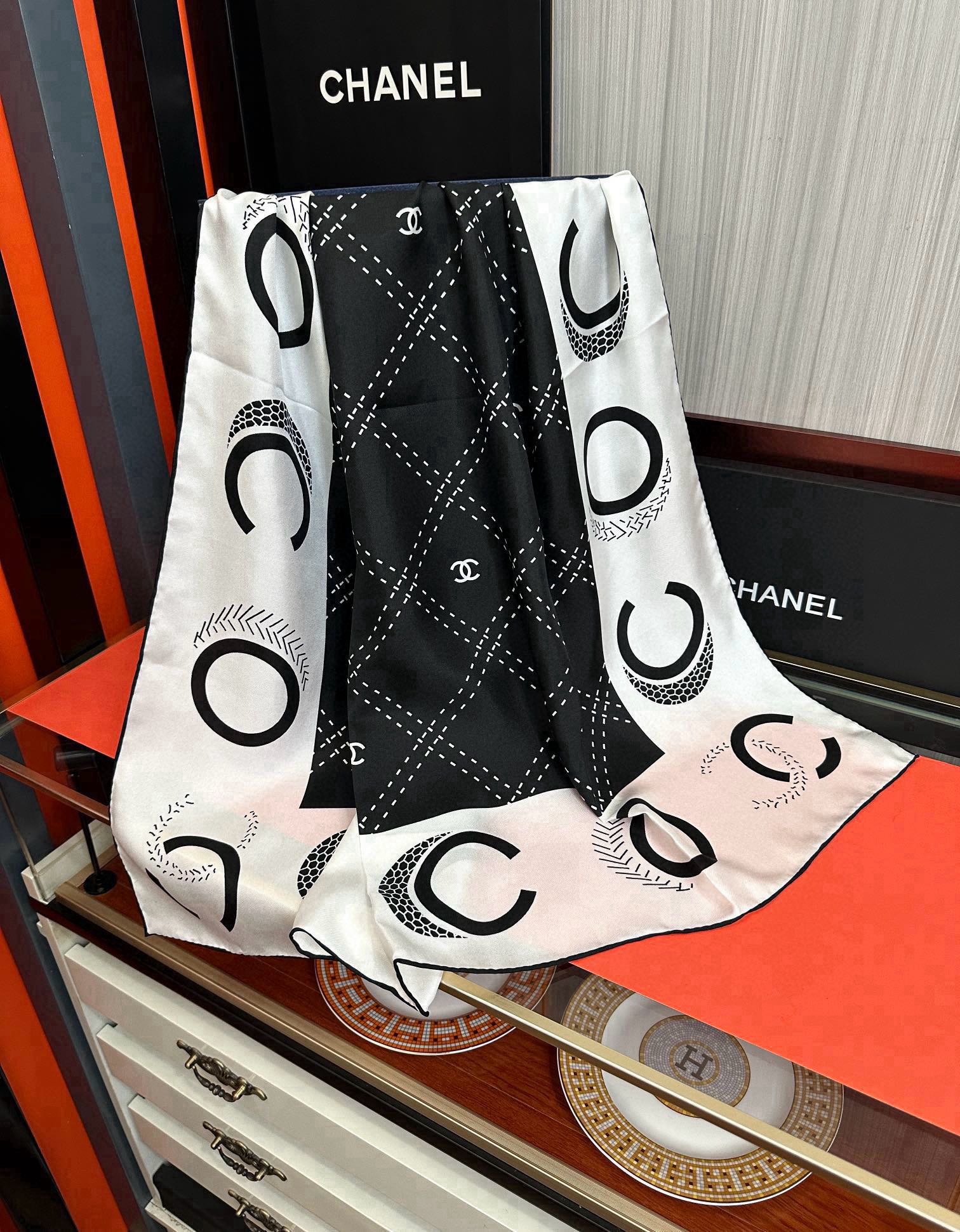  。香奈儿 官网同步 精致手工卷边得意极具品牌特色的涂鸦签名暗纹提花+简洁的COCO字母元素印花庆祝大幅