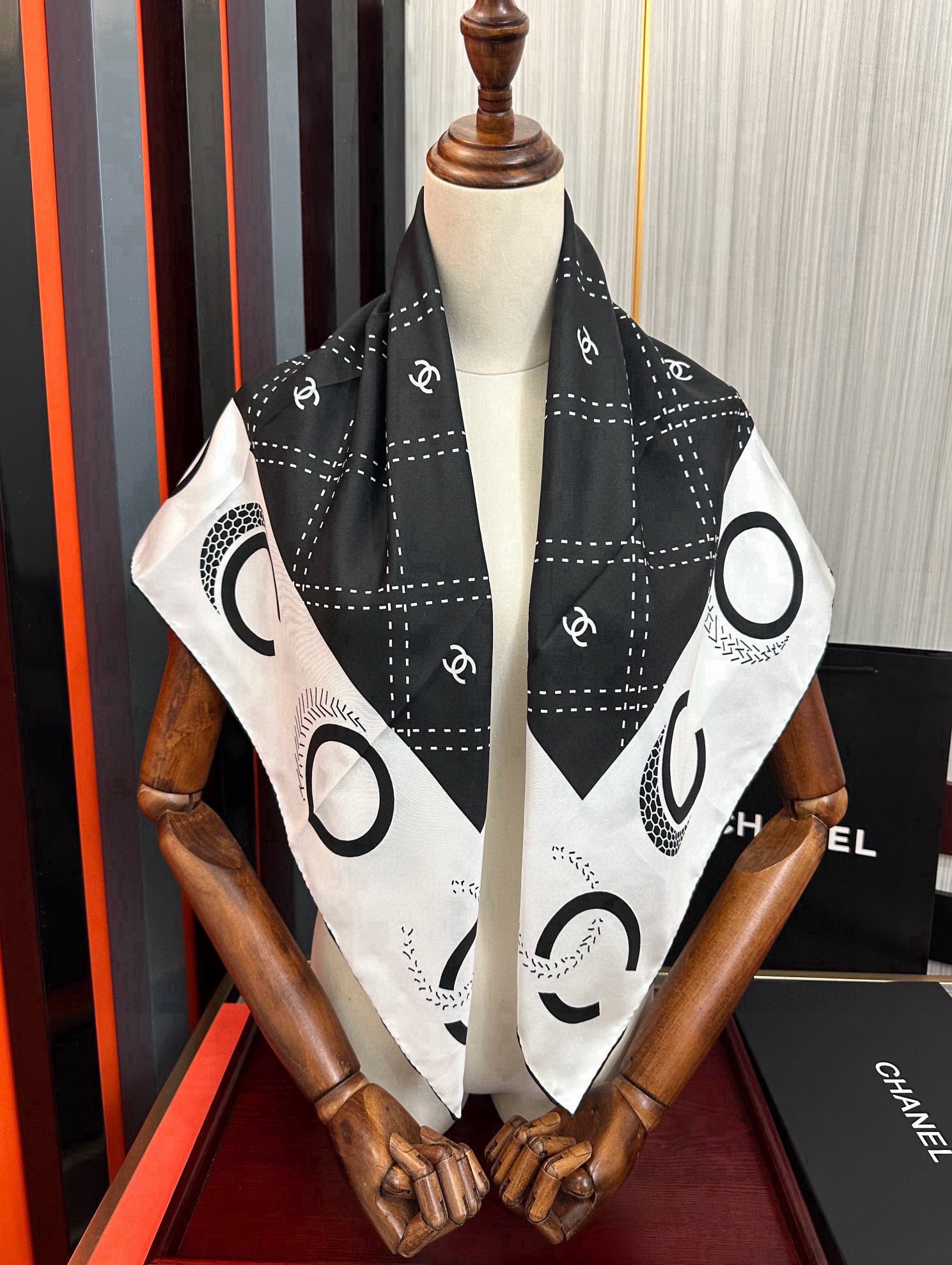  。香奈儿 官网同步 精致手工卷边得意极具品牌特色的涂鸦签名暗纹提花+简洁的COCO字母元素印花庆祝大幅