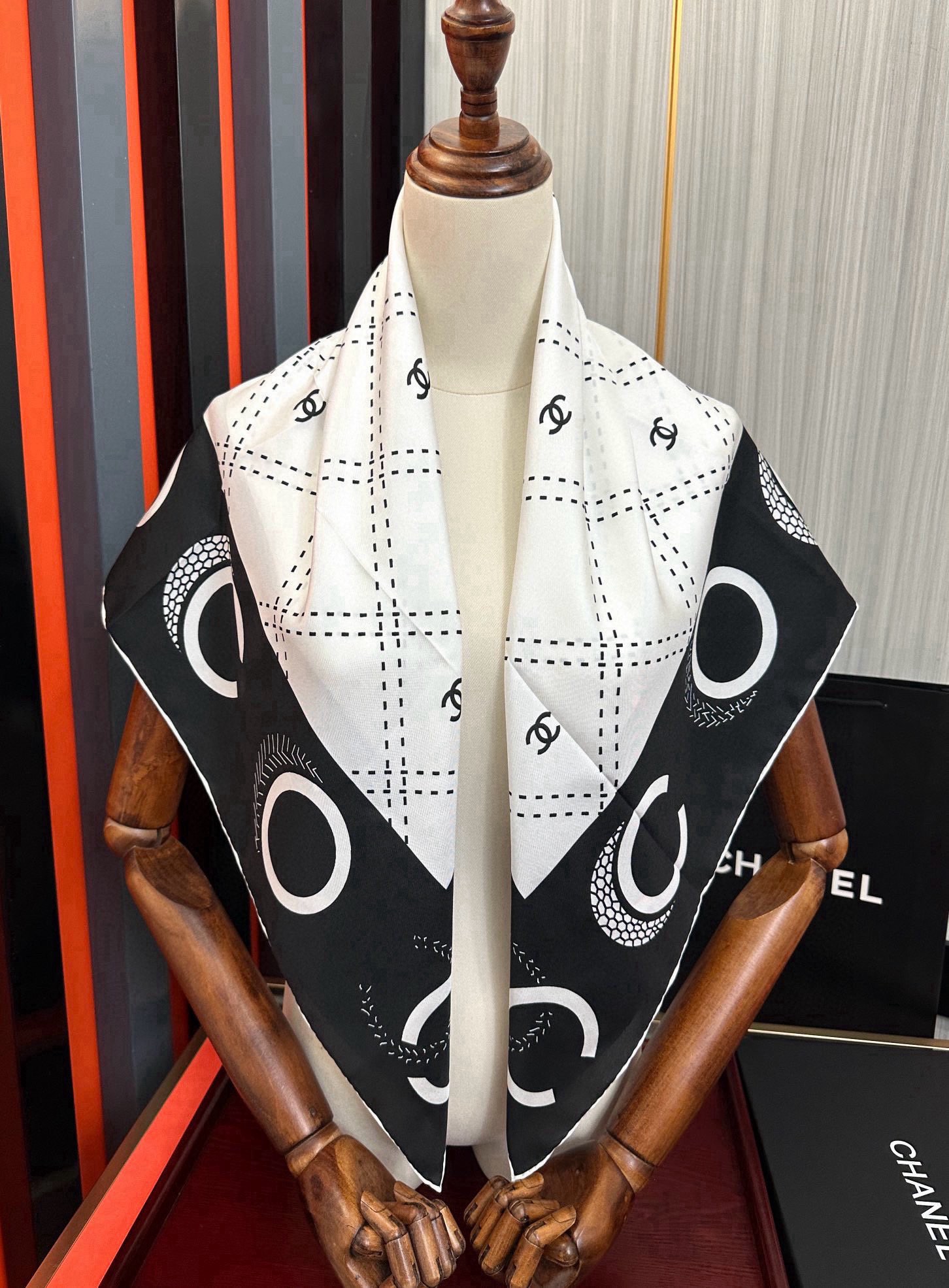  。香奈儿 官网同步 精致手工卷边得意极具品牌特色的涂鸦签名暗纹提花+简洁的COCO字母元素印花庆祝大幅