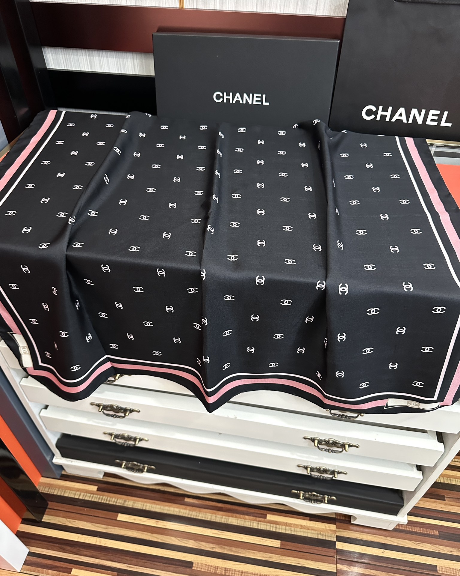 新款發CHANEL 官网同步【双面同色蝴蝶结🎀】18姆米 2025新品方巾必须征服它今年丝巾的戴法色一下