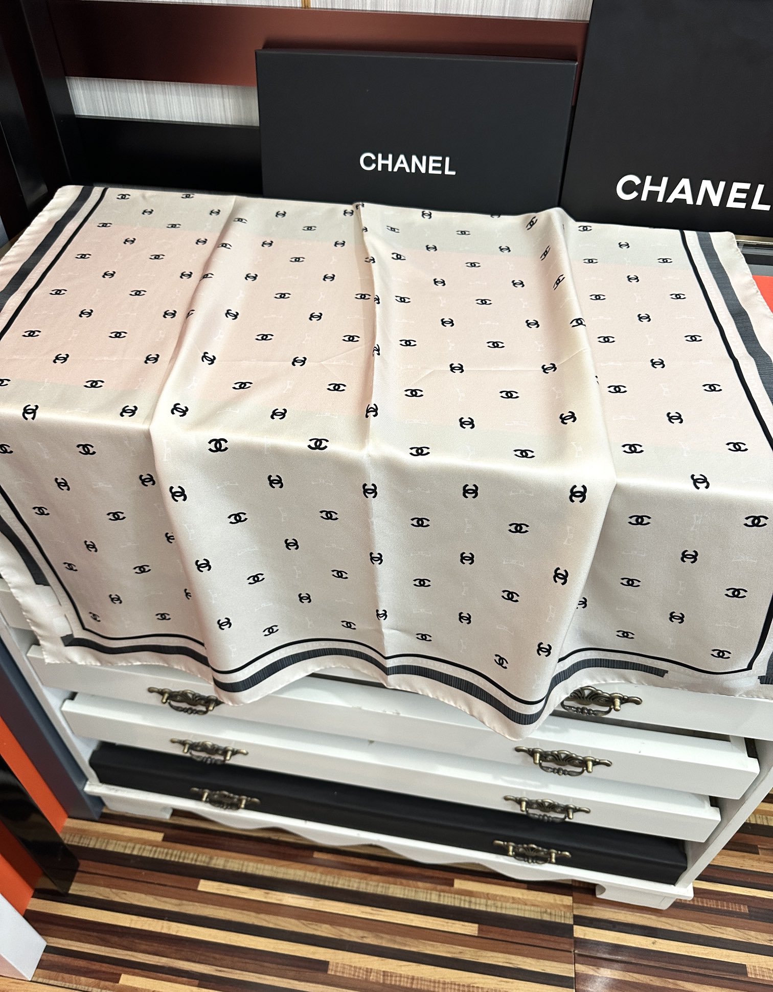 新款發CHANEL 官网同步【双面同色蝴蝶结🎀】18姆米 2025新品方巾必须征服它今年丝巾的戴法色一下