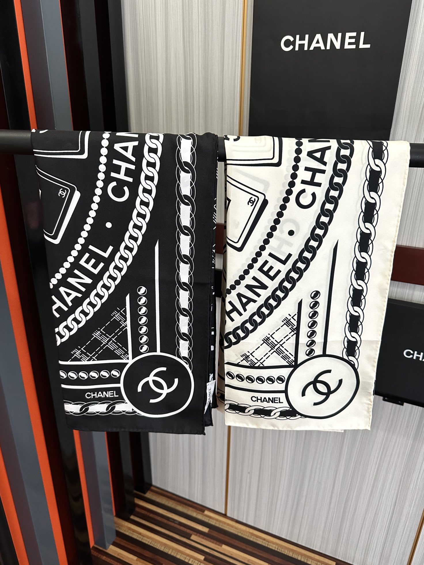 。高品质 香奈儿 【香水扑克牌系列】👍香奶奶永远都是比较经典發一条印有瓶子交织图案巧妙搭配得意简直太美了