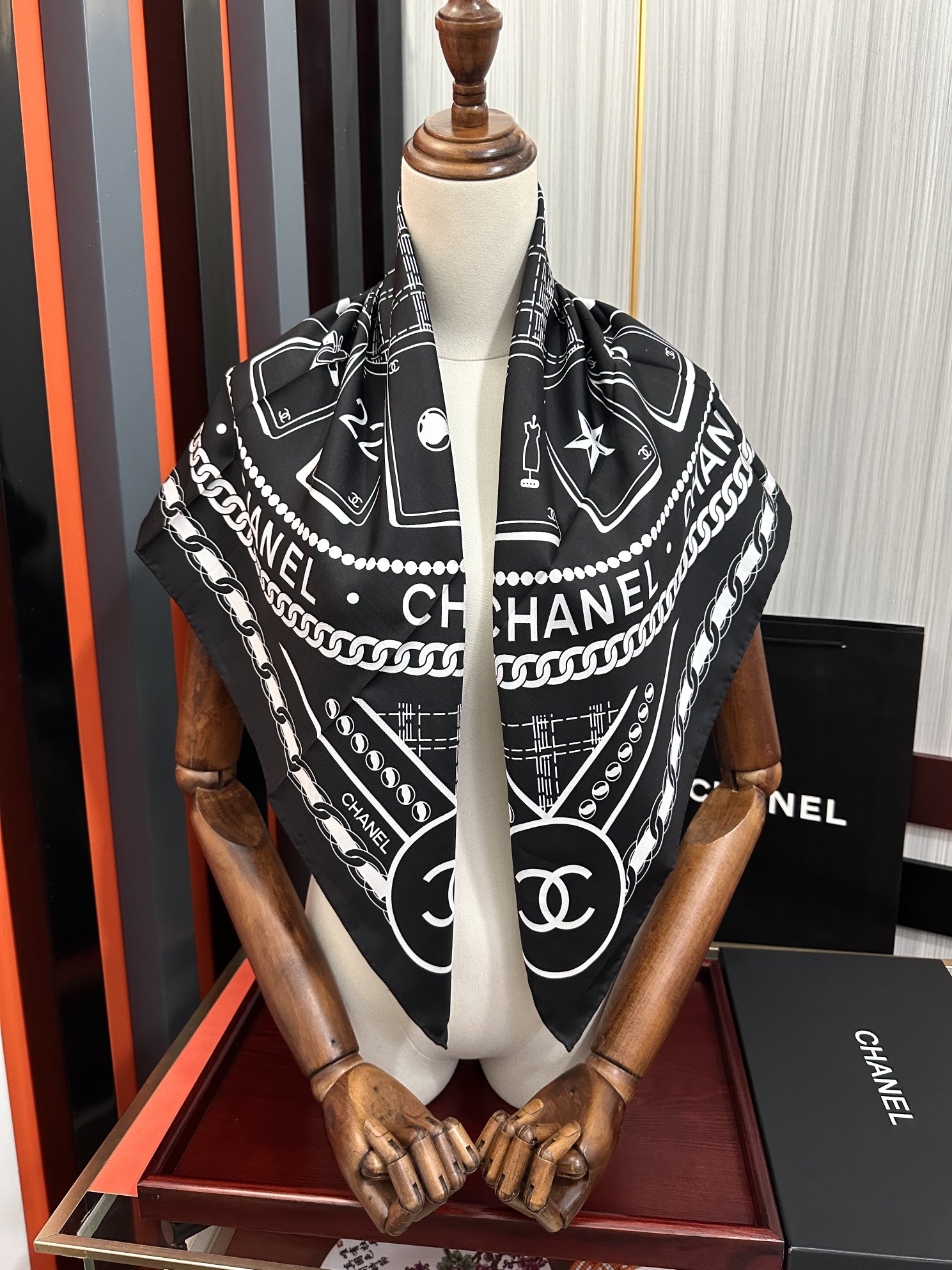 。高品质 香奈儿 【香水扑克牌系列】👍香奶奶永远都是比较经典發一条印有瓶子交织图案巧妙搭配得意简直太美了