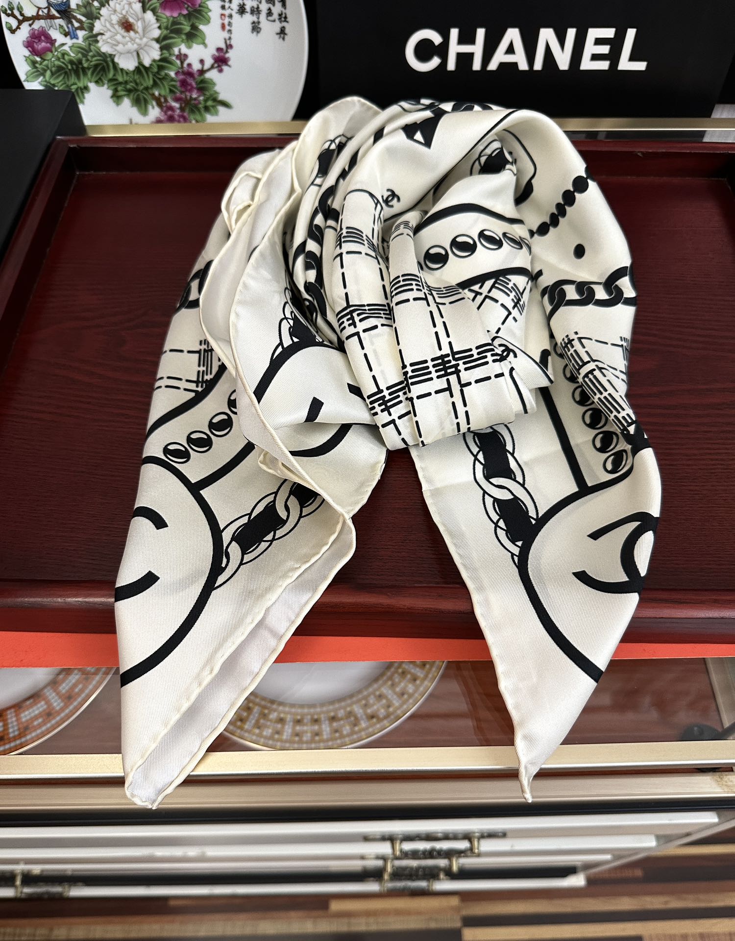 。高品质 香奈儿 【香水扑克牌系列】👍香奶奶永远都是比较经典發一条印有瓶子交织图案巧妙搭配得意简直太美了