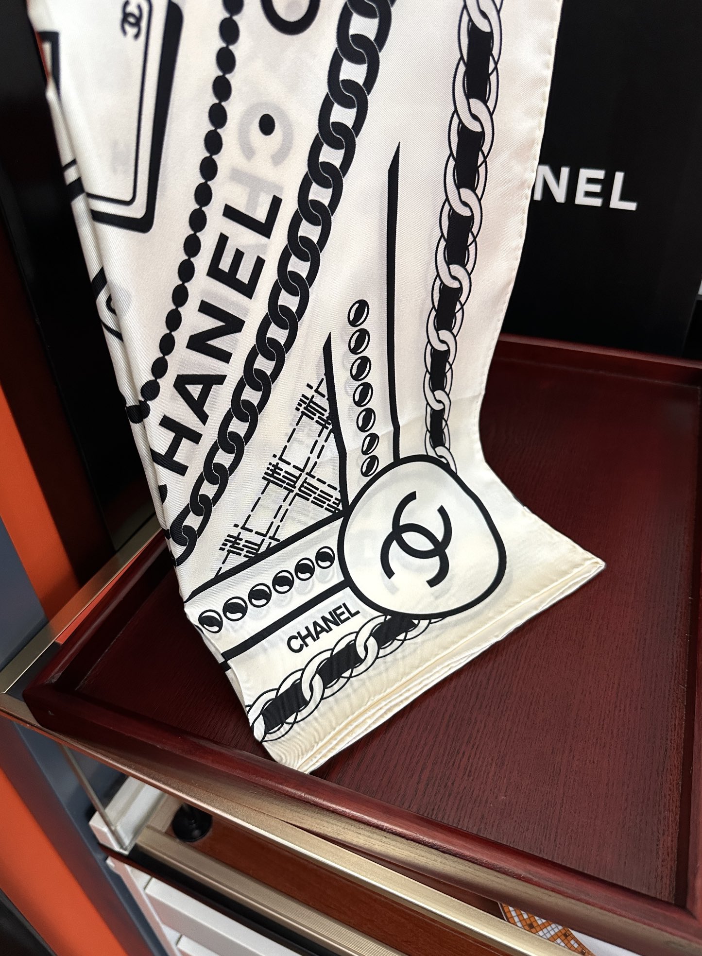 。高品质 香奈儿 【香水扑克牌系列】👍香奶奶永远都是比较经典發一条印有瓶子交织图案巧妙搭配得意简直太美了