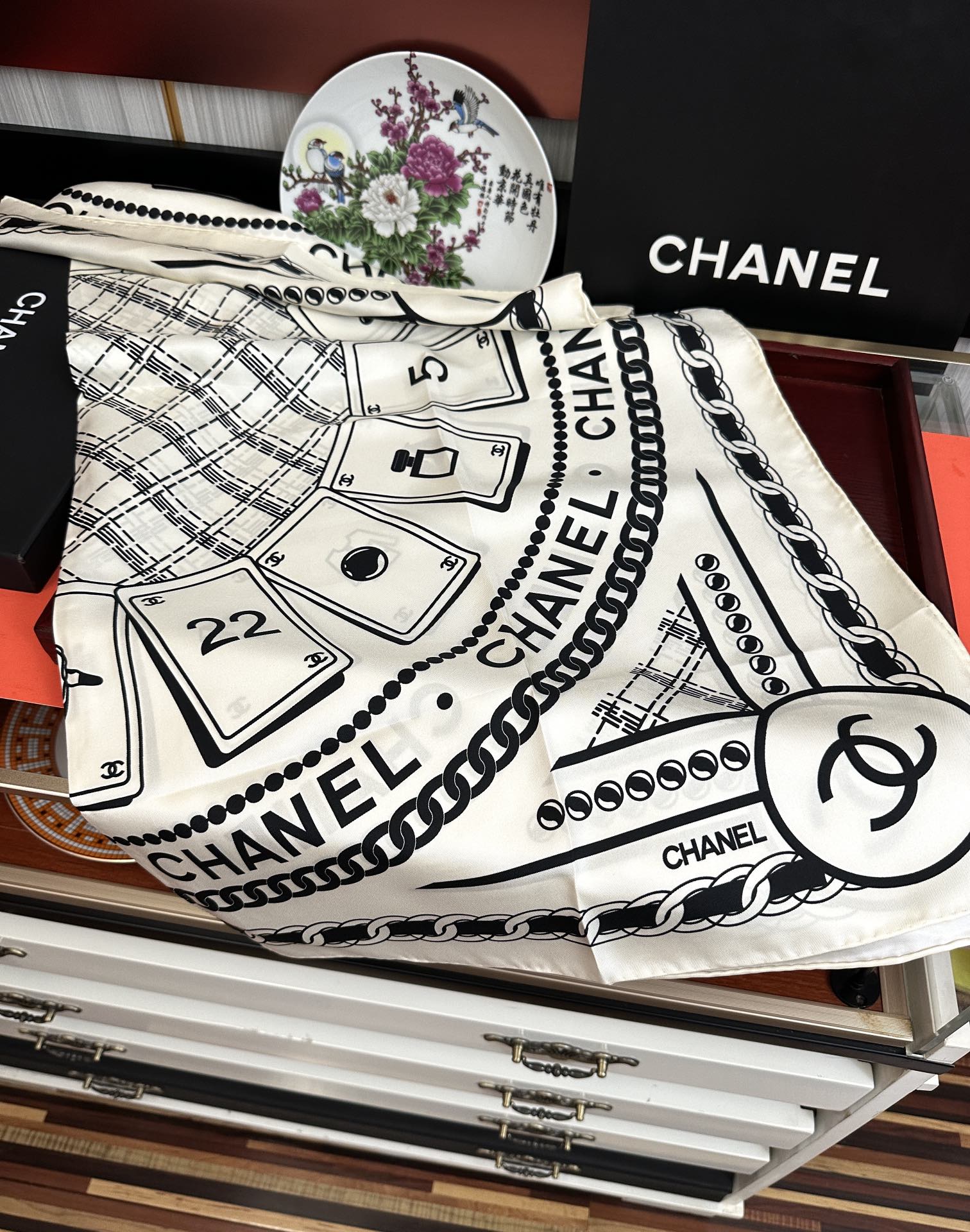 。高品质 香奈儿 【香水扑克牌系列】👍香奶奶永远都是比较经典發一条印有瓶子交织图案巧妙搭配得意简直太美了