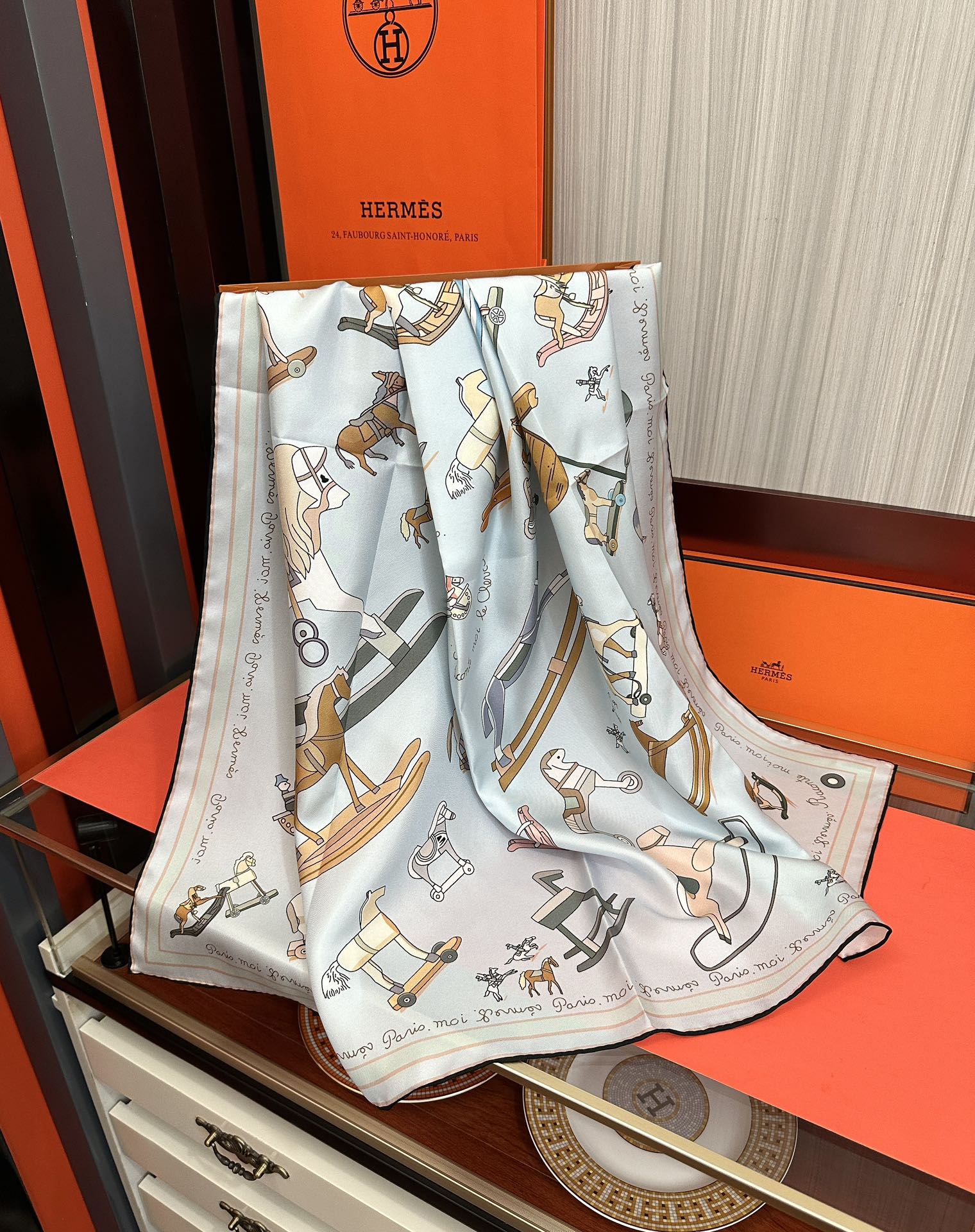 。高品质 爱马仕 【策马奔腾】官网同步 90方巾 创作渊源在比利时的圣吉尔区嘴唇建筑师维克多•霍塔 
H