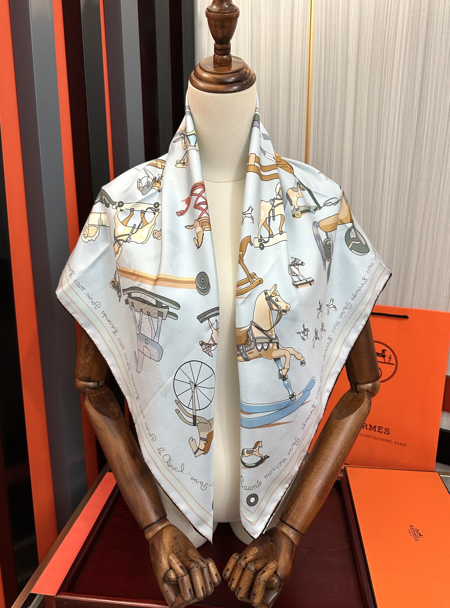 。高品质 爱马仕 【策马奔腾】官网同步 90方巾 创作渊源在比利时的圣吉尔区嘴唇建筑师维克多•霍塔 
H