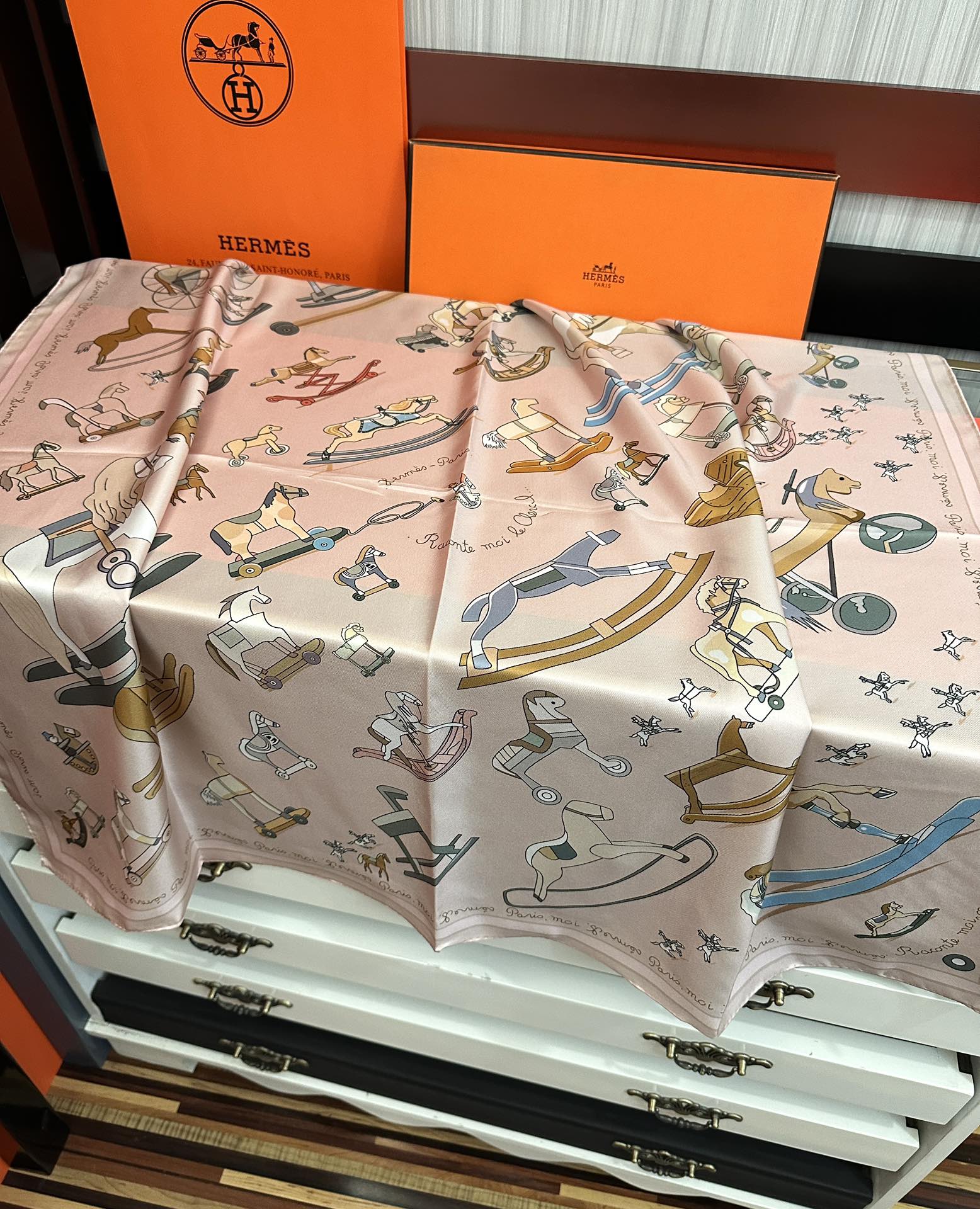 。高品质 爱马仕 【策马奔腾】官网同步 90方巾 创作渊源在比利时的圣吉尔区嘴唇建筑师维克多•霍塔 
H