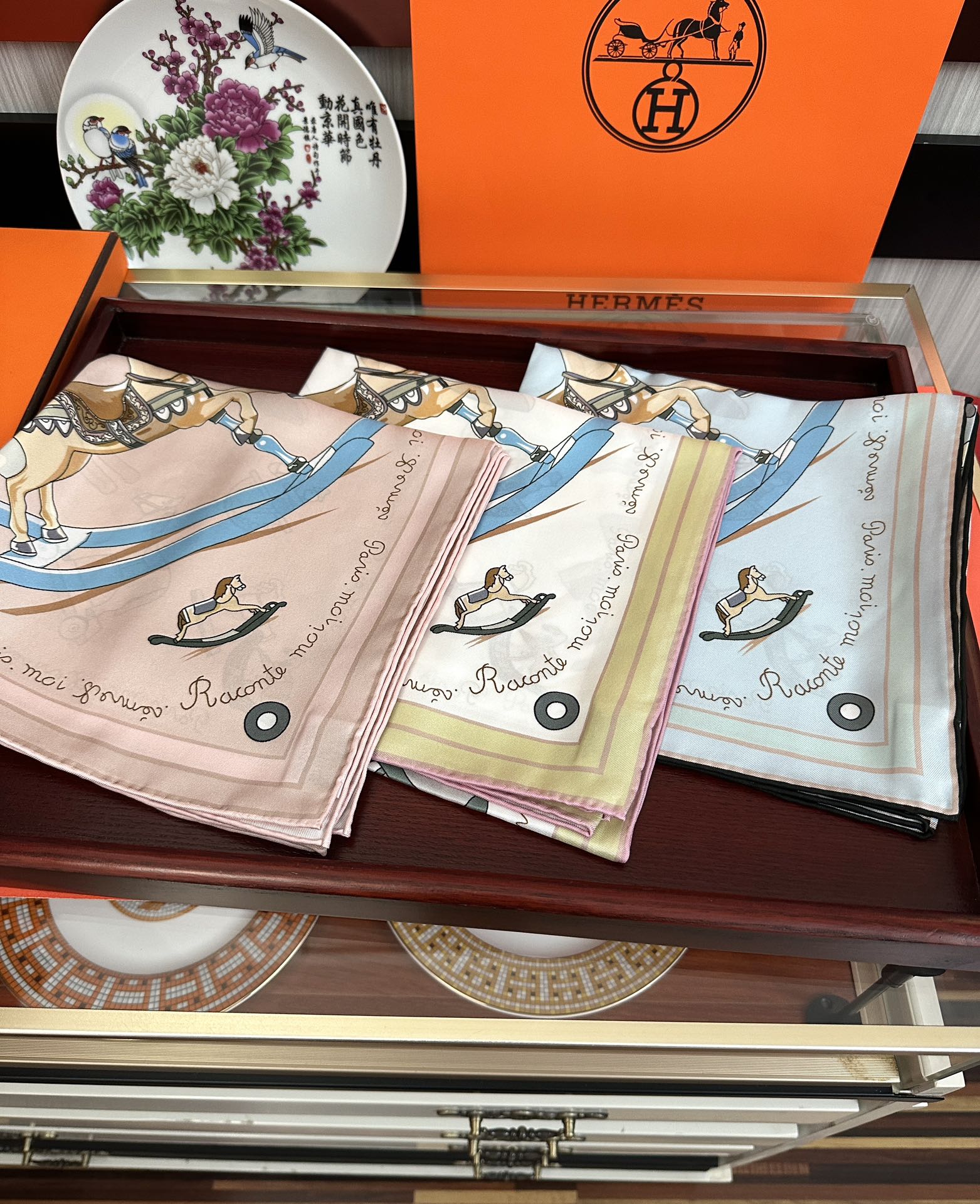 。高品质 爱马仕 【策马奔腾】官网同步 90方巾 创作渊源在比利时的圣吉尔区嘴唇建筑师维克多•霍塔 
H