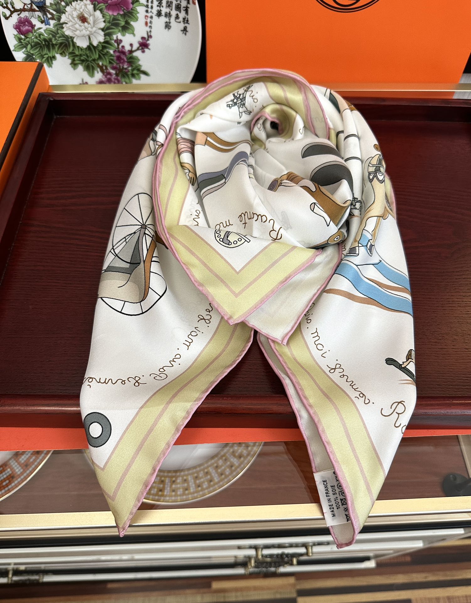 。高品质 爱马仕 【策马奔腾】官网同步 90方巾 创作渊源在比利时的圣吉尔区嘴唇建筑师维克多•霍塔 
H