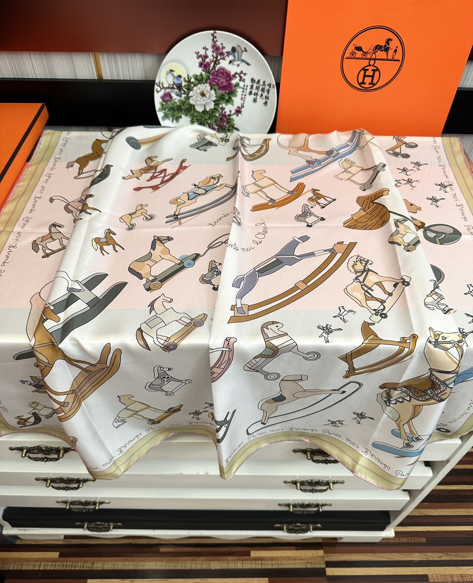 。高品质 爱马仕 【策马奔腾】官网同步 90方巾 创作渊源在比利时的圣吉尔区嘴唇建筑师维克多•霍塔 
H