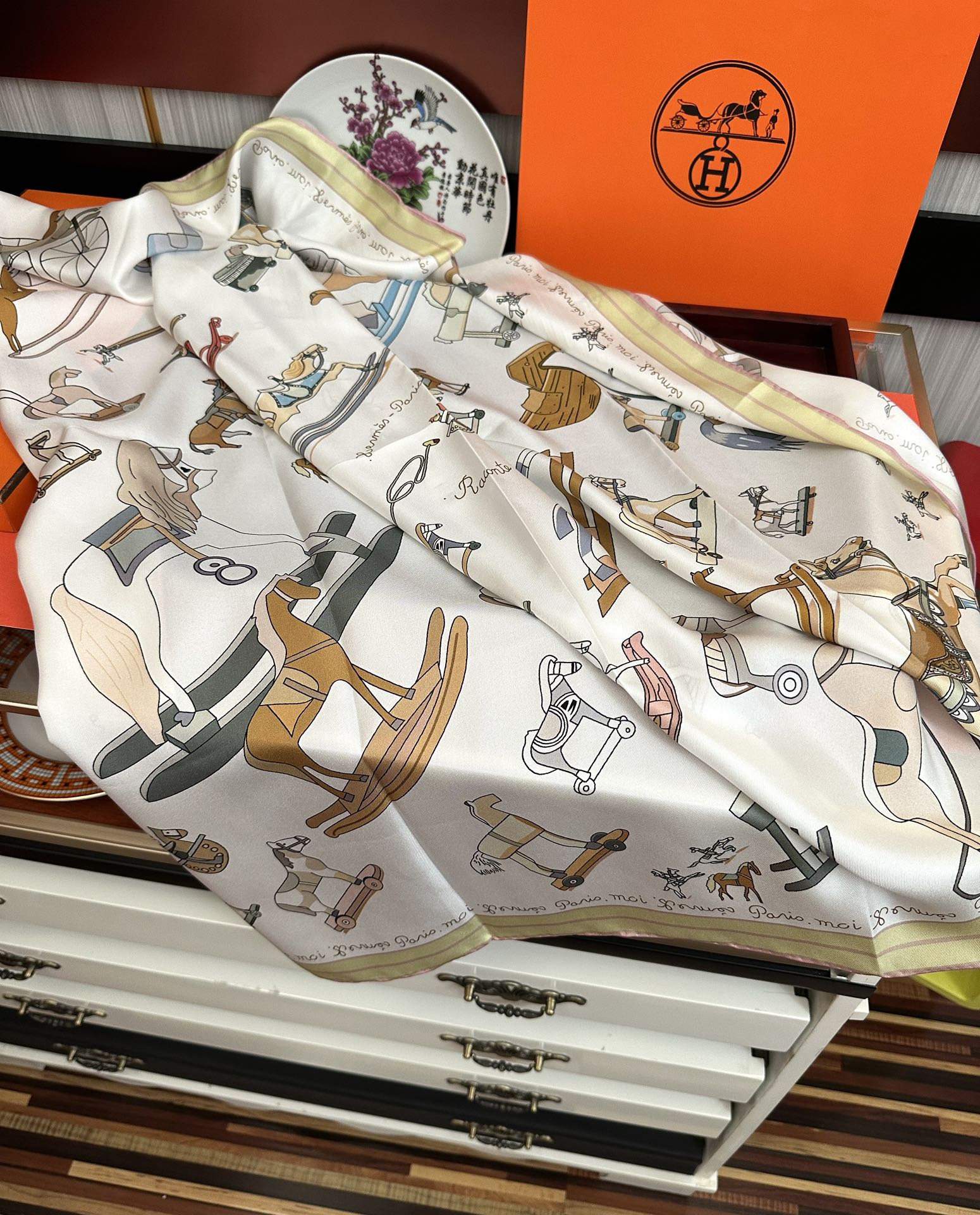 。高品质 爱马仕 【策马奔腾】官网同步 90方巾 创作渊源在比利时的圣吉尔区嘴唇建筑师维克多•霍塔 
H