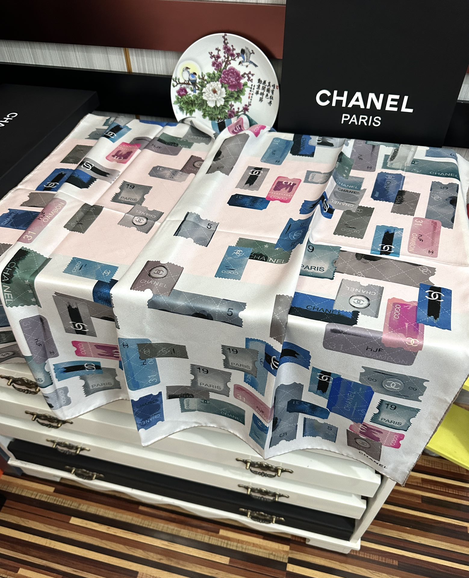 高版本。香奈儿24k邮票方巾 官网同步 这一款方巾以邮票元素为主得意除此之外还有成衣、小丝巾的设计颜色明