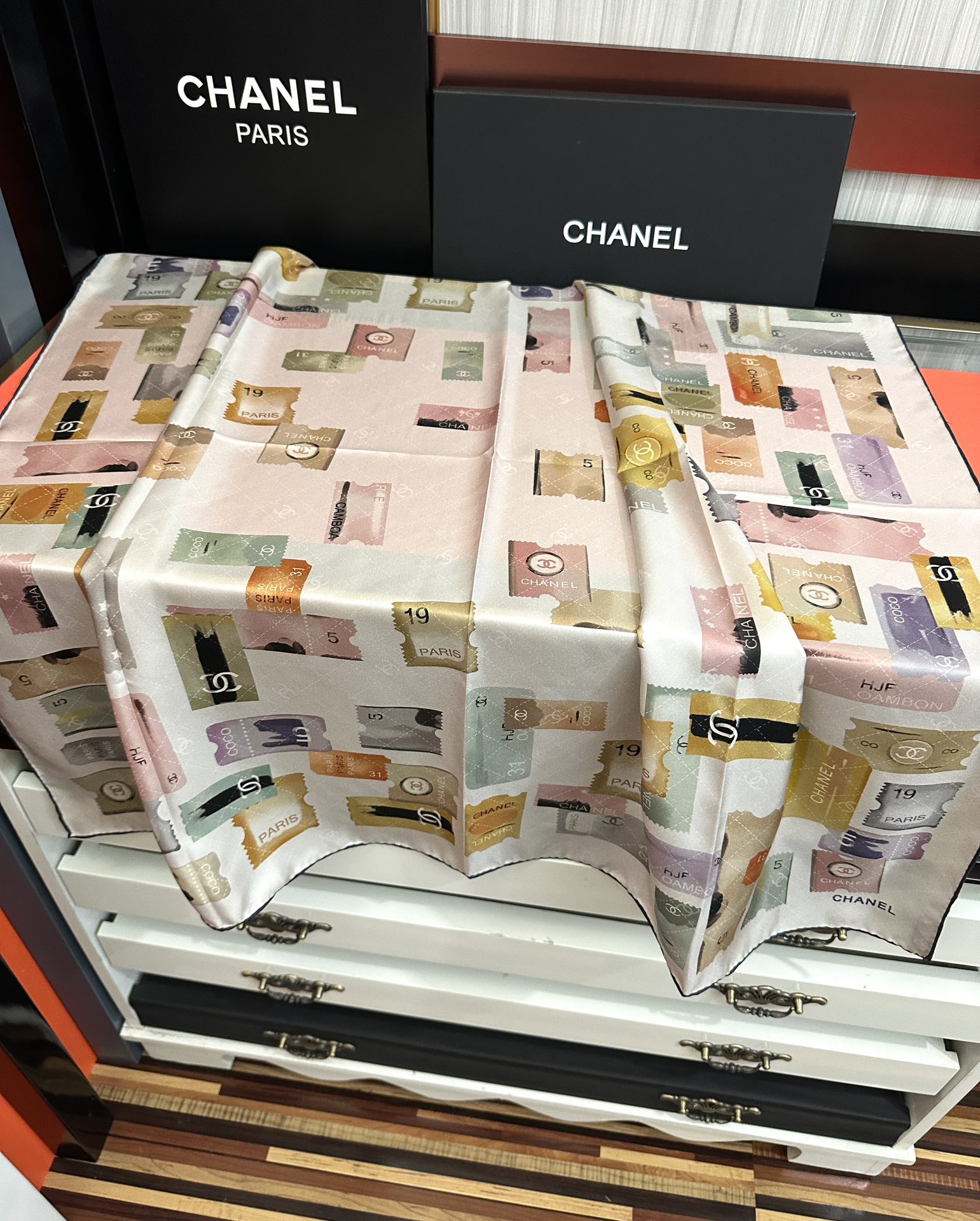 高版本。香奈儿24k邮票方巾 官网同步 这一款方巾以邮票元素为主得意除此之外还有成衣、小丝巾的设计颜色明