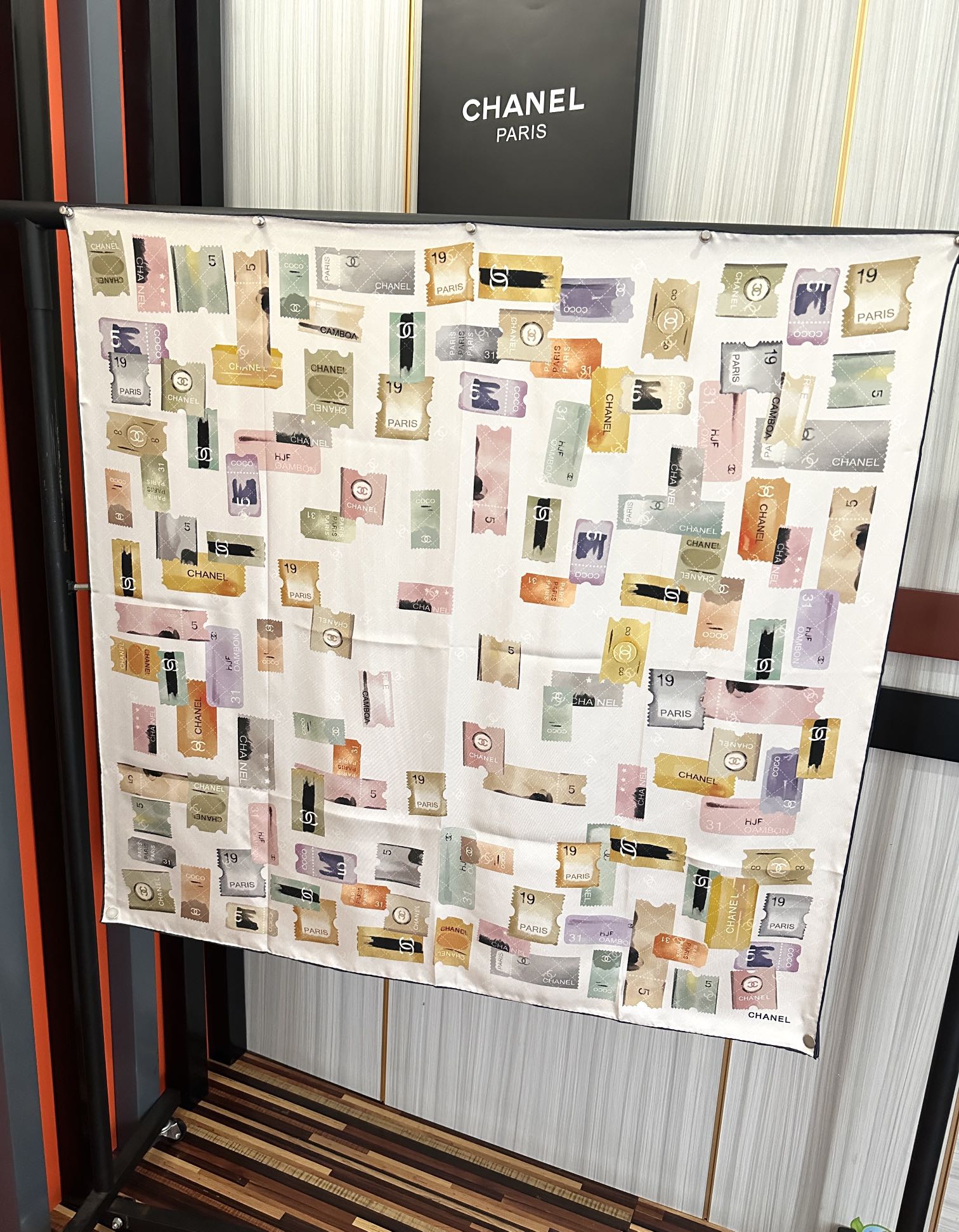 高版本。香奈儿24k邮票方巾 官网同步 这一款方巾以邮票元素为主得意除此之外还有成衣、小丝巾的设计颜色明