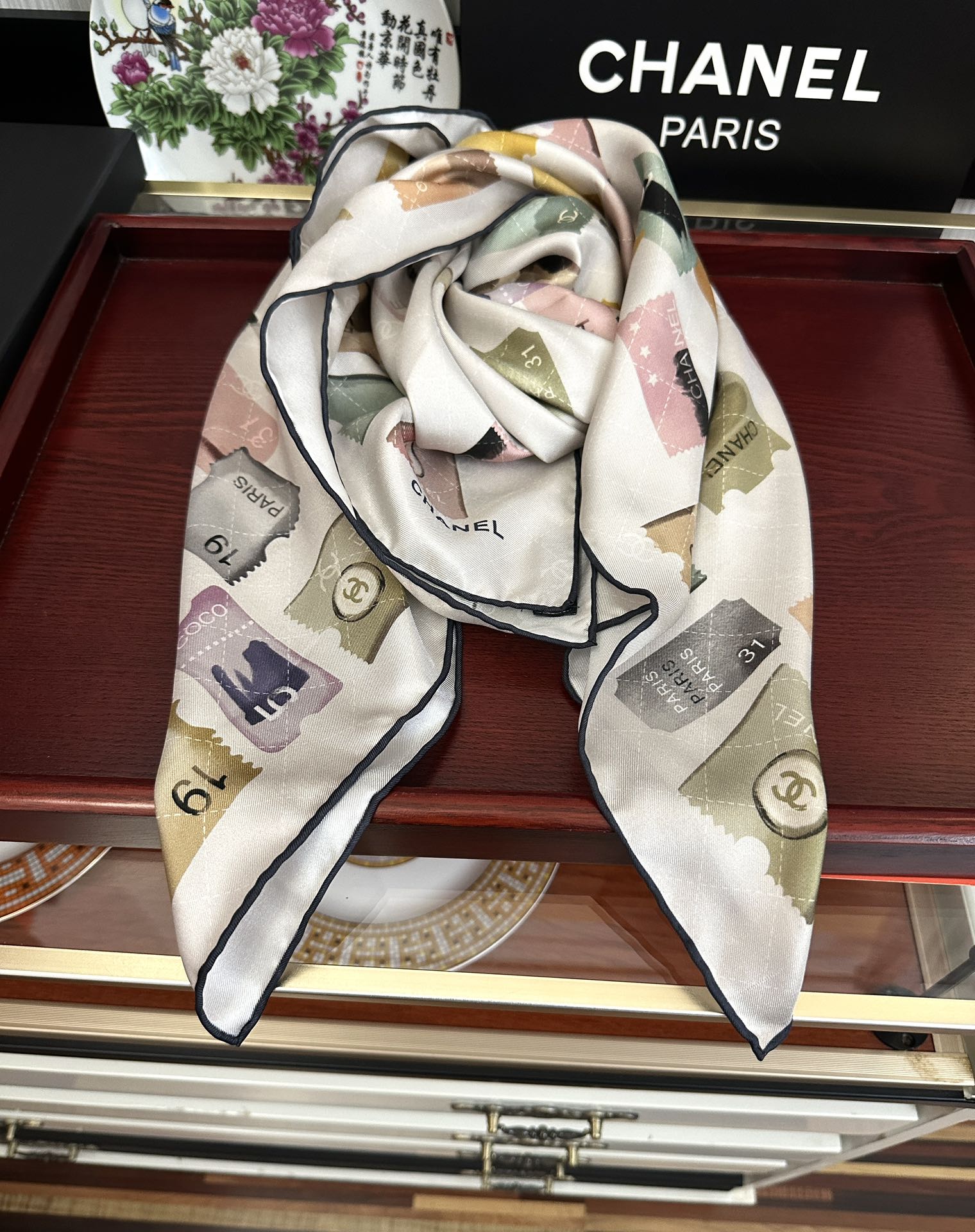 高版本。香奈儿24k邮票方巾 官网同步 这一款方巾以邮票元素为主得意除此之外还有成衣、小丝巾的设计颜色明