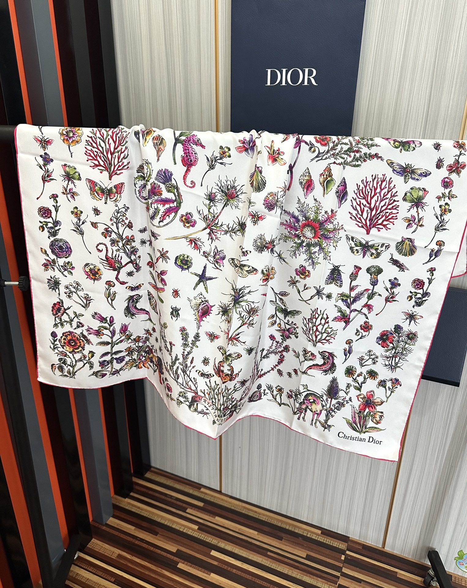 。上新Dior 最新款官网同步Camo PaPillon 图案印花庆祝以优雅而诗意的设计全新演绎蝴蝶主题