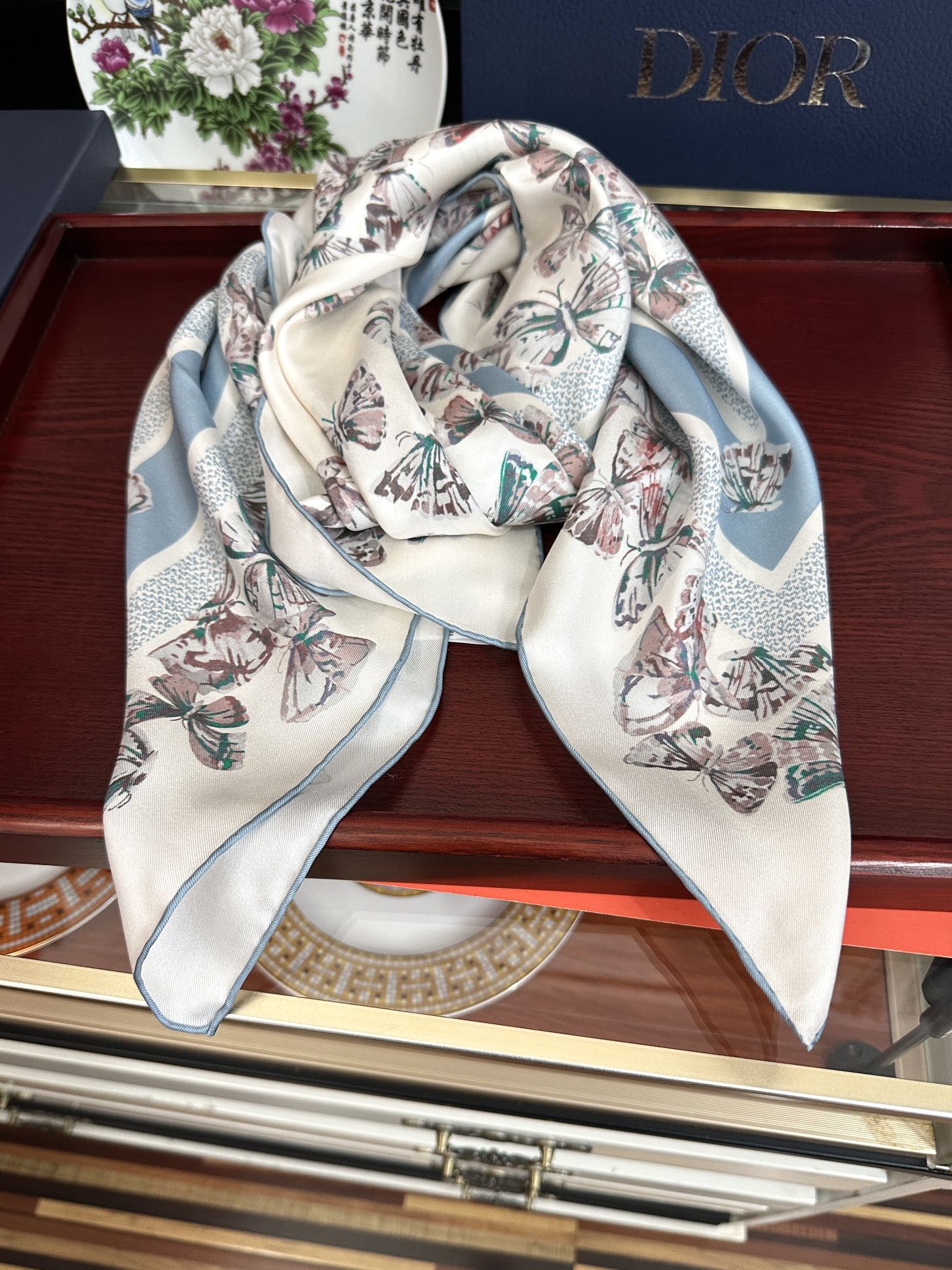 。新款 Dior 2025最新款官网同步Camo PaPillon 图案印花庆祝以优雅而诗意的设计全新演