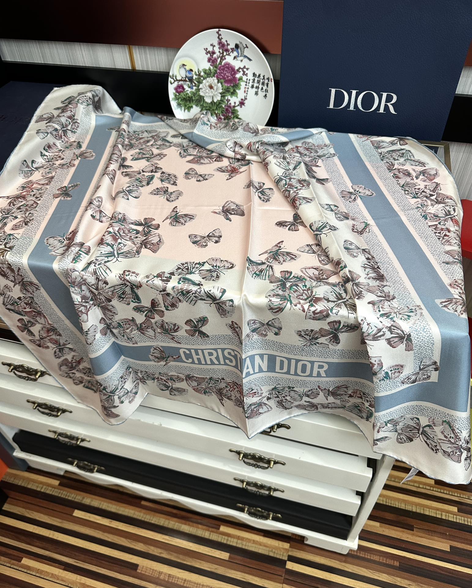 。新款 Dior 2025最新款官网同步Camo PaPillon 图案印花庆祝以优雅而诗意的设计全新演