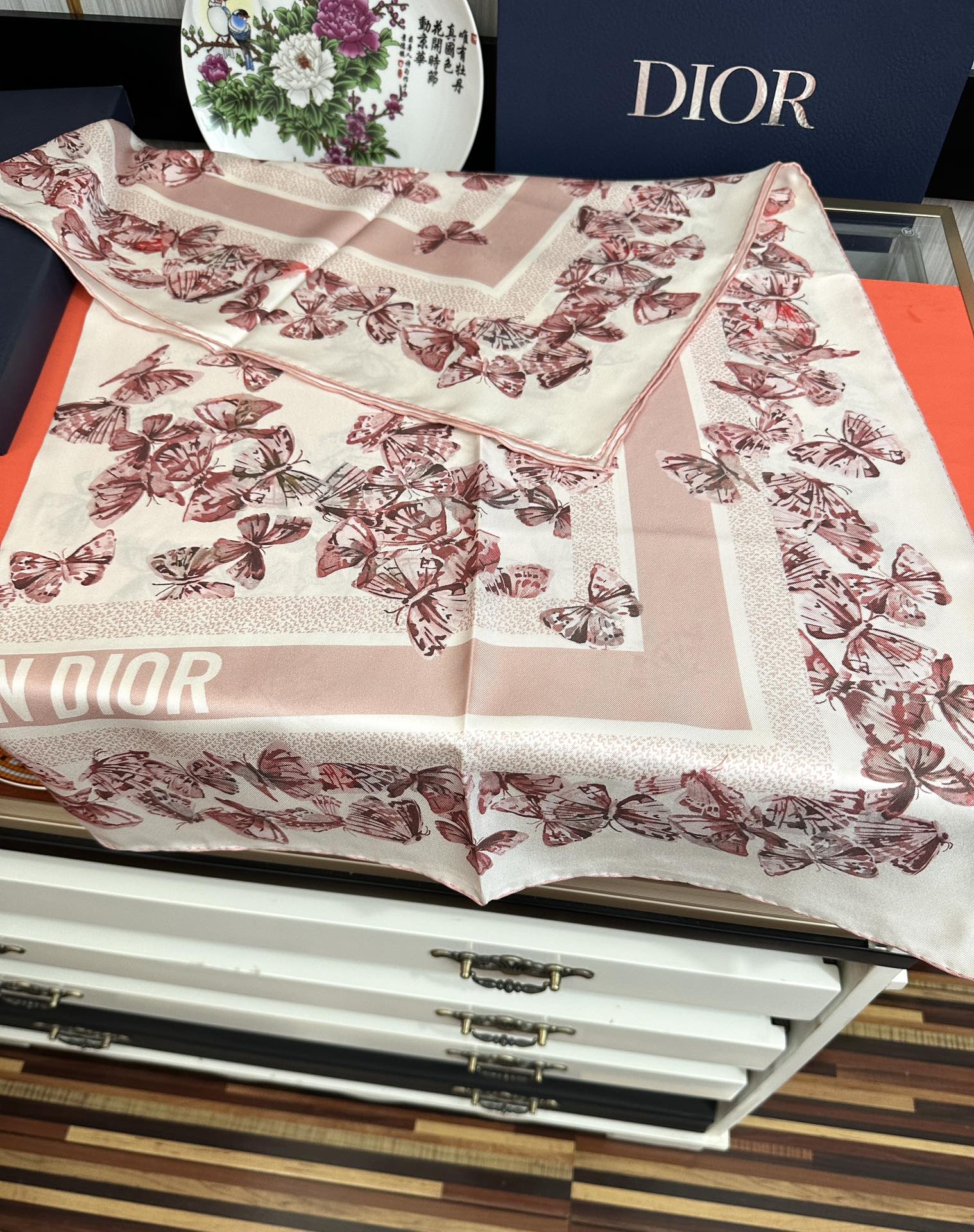 。新款 Dior 2025最新款官网同步Camo PaPillon 图案印花庆祝以优雅而诗意的设计全新演