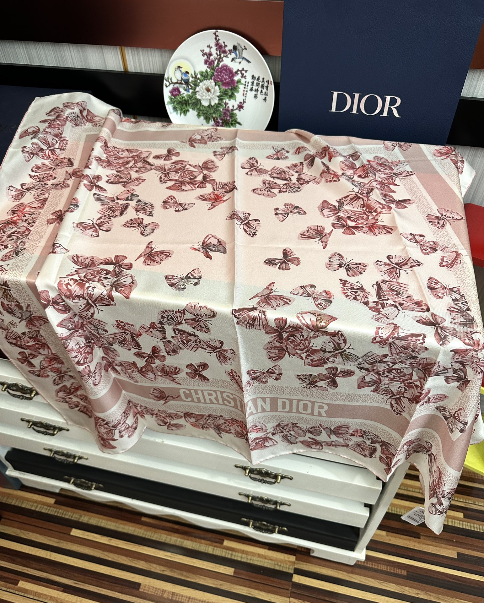 。新款 Dior 2025最新款官网同步Camo PaPillon 图案印花庆祝以优雅而诗意的设计全新演