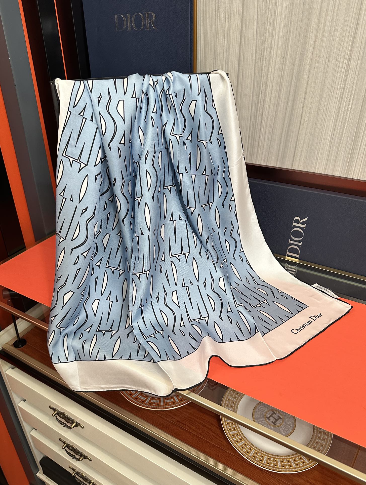  。Dior Chardons 2025新款 图案印花得意展示象征着保护色韧性和自由的苏格兰庆祝采用粉色