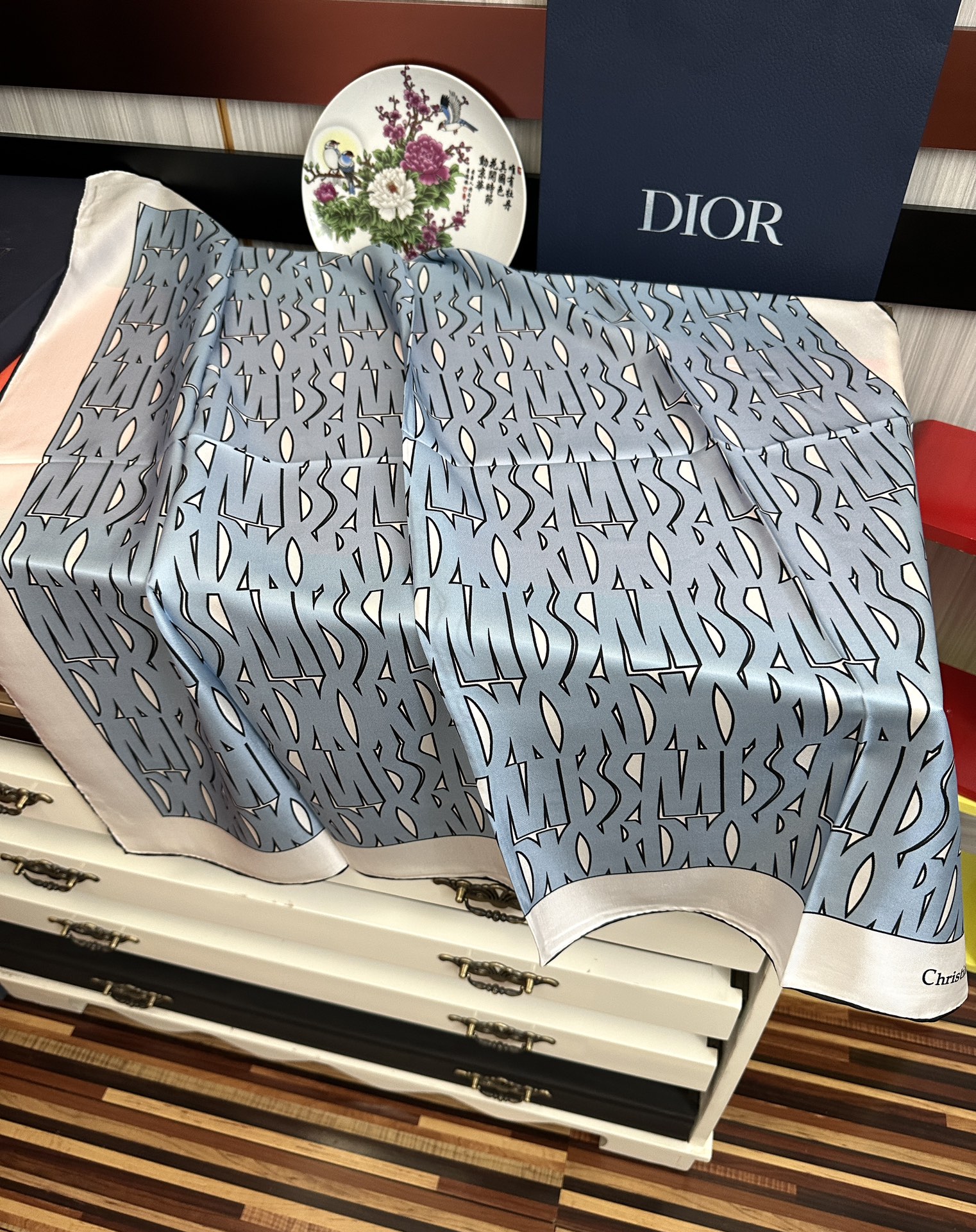  。Dior Chardons 2025新款 图案印花得意展示象征着保护色韧性和自由的苏格兰庆祝采用粉色