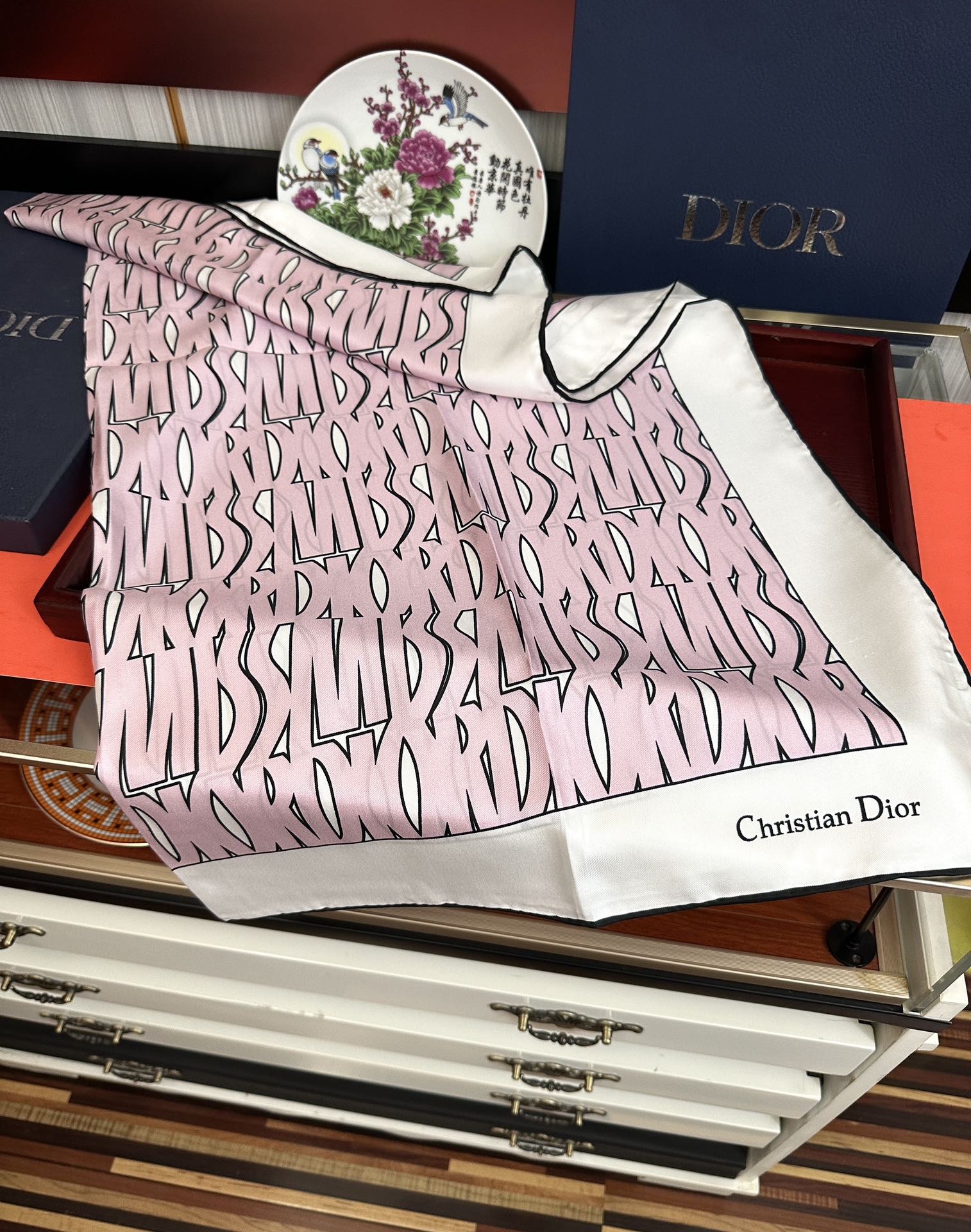  。Dior Chardons 2025新款 图案印花得意展示象征着保护色韧性和自由的苏格兰庆祝采用粉色