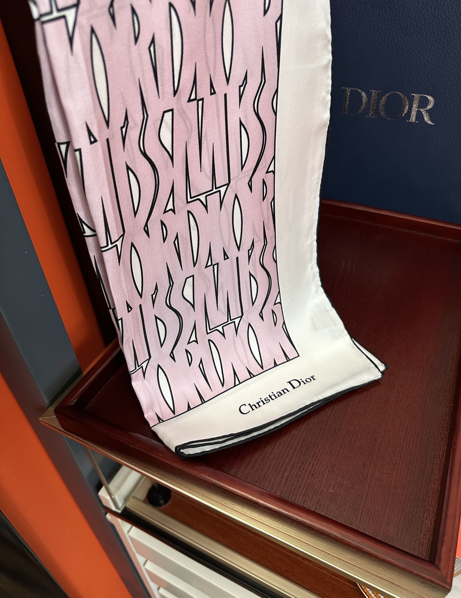  。Dior Chardons 2025新款 图案印花得意展示象征着保护色韧性和自由的苏格兰庆祝采用粉色