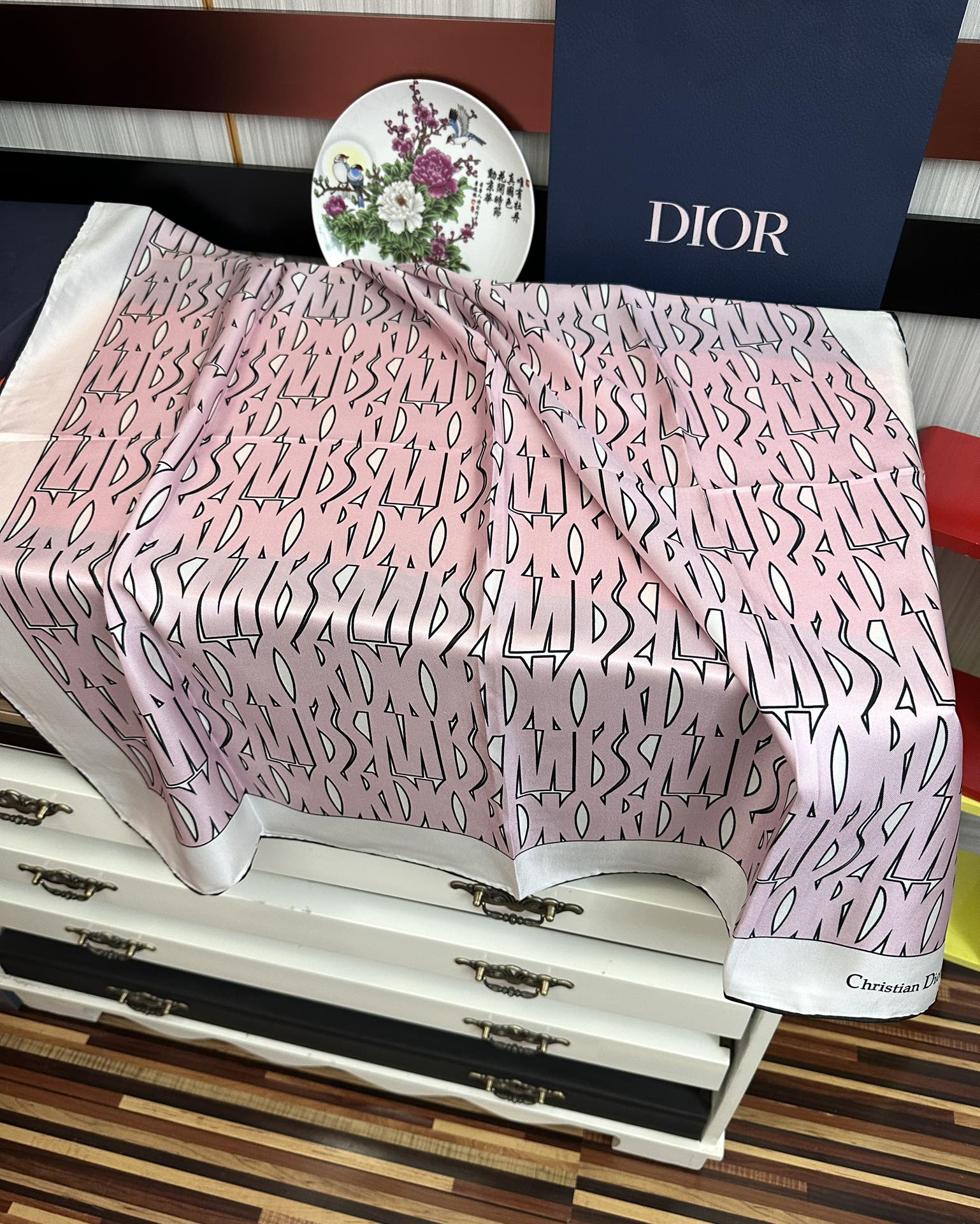  。Dior Chardons 2025新款 图案印花得意展示象征着保护色韧性和自由的苏格兰庆祝采用粉色