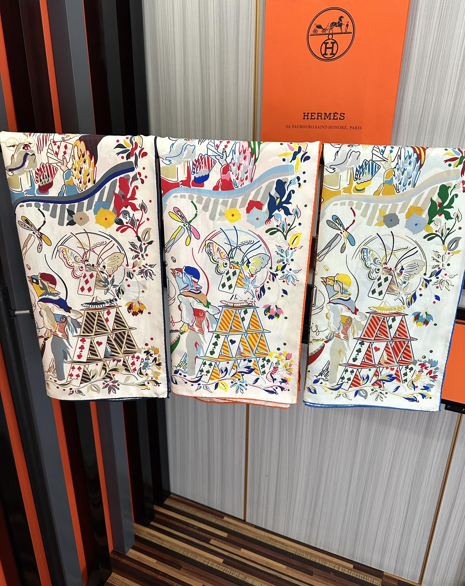 。高版本 爱马仕 官网同步【埃米尔奇幻之夜 】设计师：Virginie 夜幕降临在圣奥诺雷街（rue d