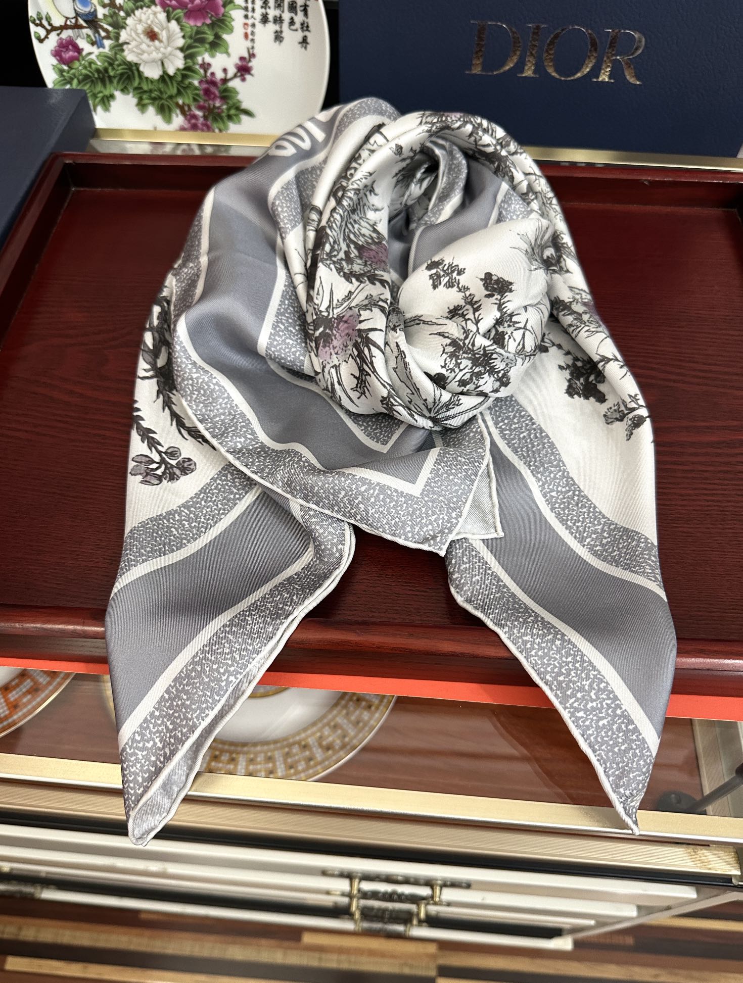  。高版本Dior Chardons 图案印花玫瑰展示象征着保护、韧性和自由的苏格兰国花得意采用白色和蓝