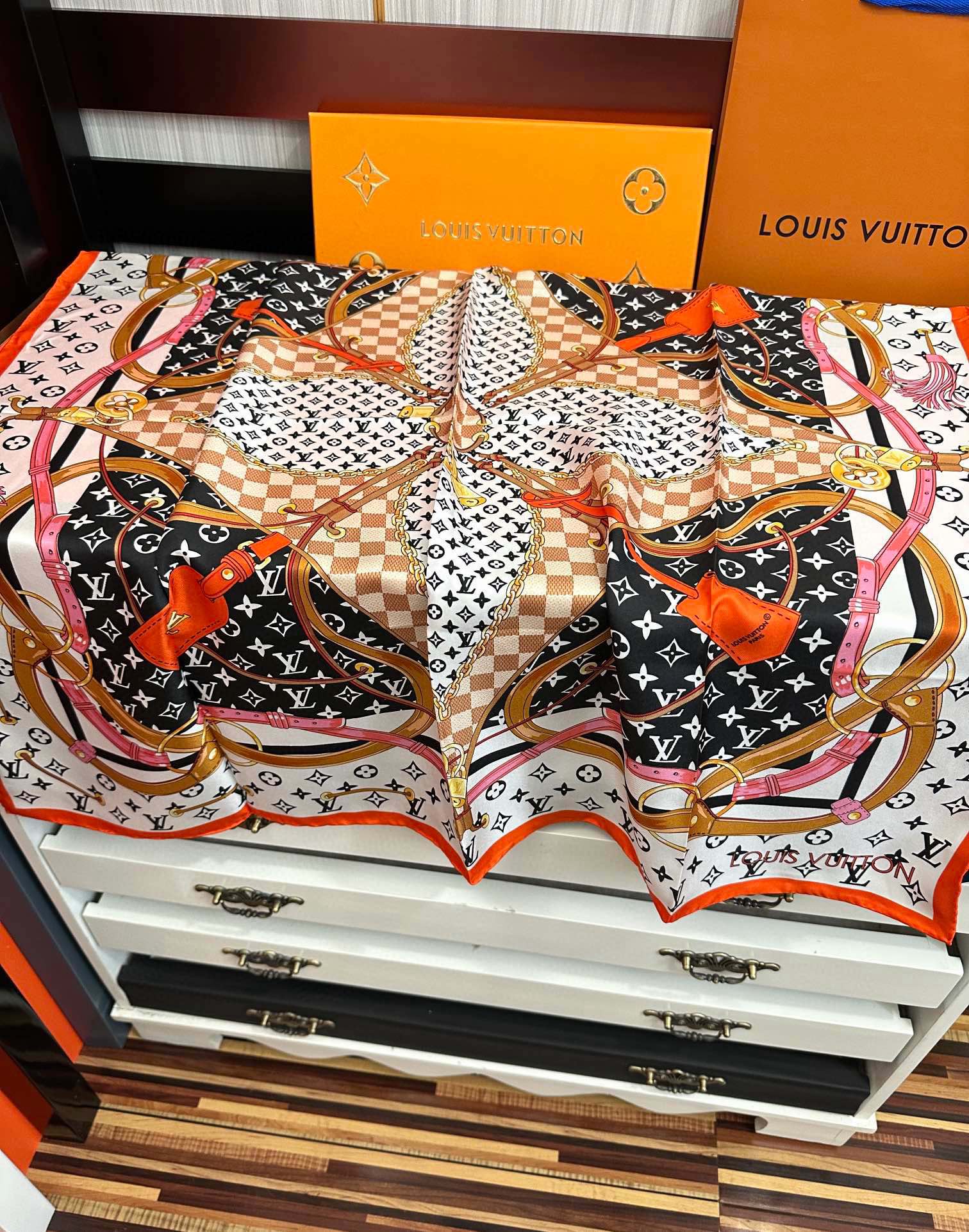 。 高版本LV 官网同步👍太美了庆祝Flower And StraPs 真丝方巾以瞩目笔触彰显雅致风范得