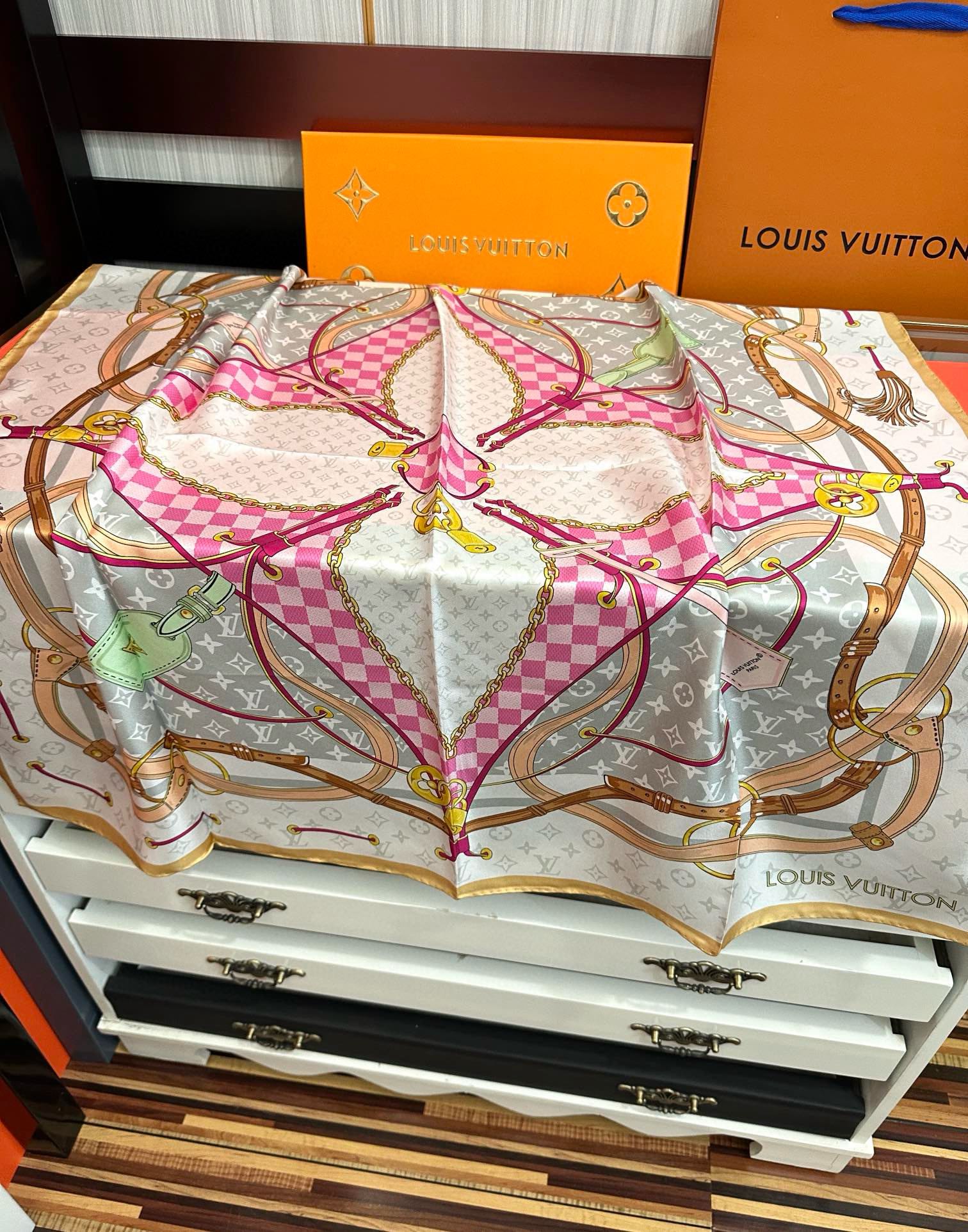 。 高版本LV 官网同步👍太美了庆祝Flower And StraPs 真丝方巾以瞩目笔触彰显雅致风范得