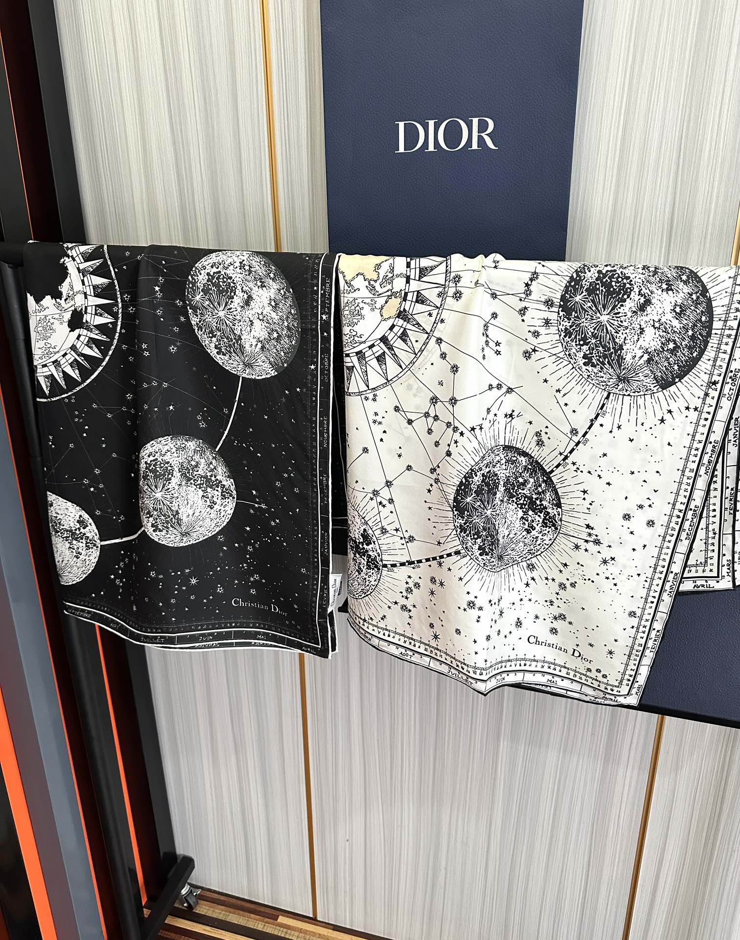 新款Dior 【星座系列】2025新款💦丝印花方巾是发布秀的款式庆祝Zodiac 印花玫瑰展示对星座的迷