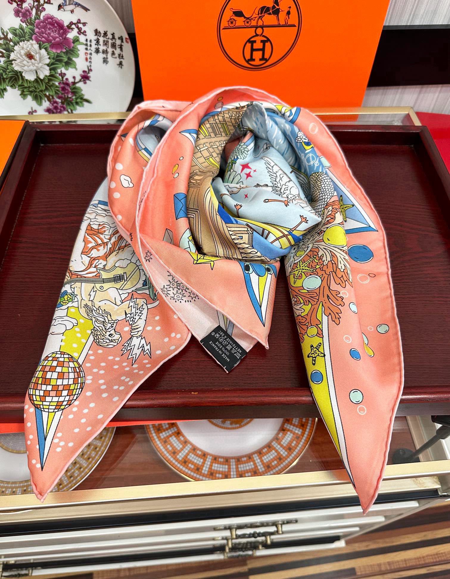 上新2025 。HERMES 重磅庆祝【爱马仕旗舰】方巾嘴唇精简时髦，品质感很显好得意好搭到上瘾的丝巾色