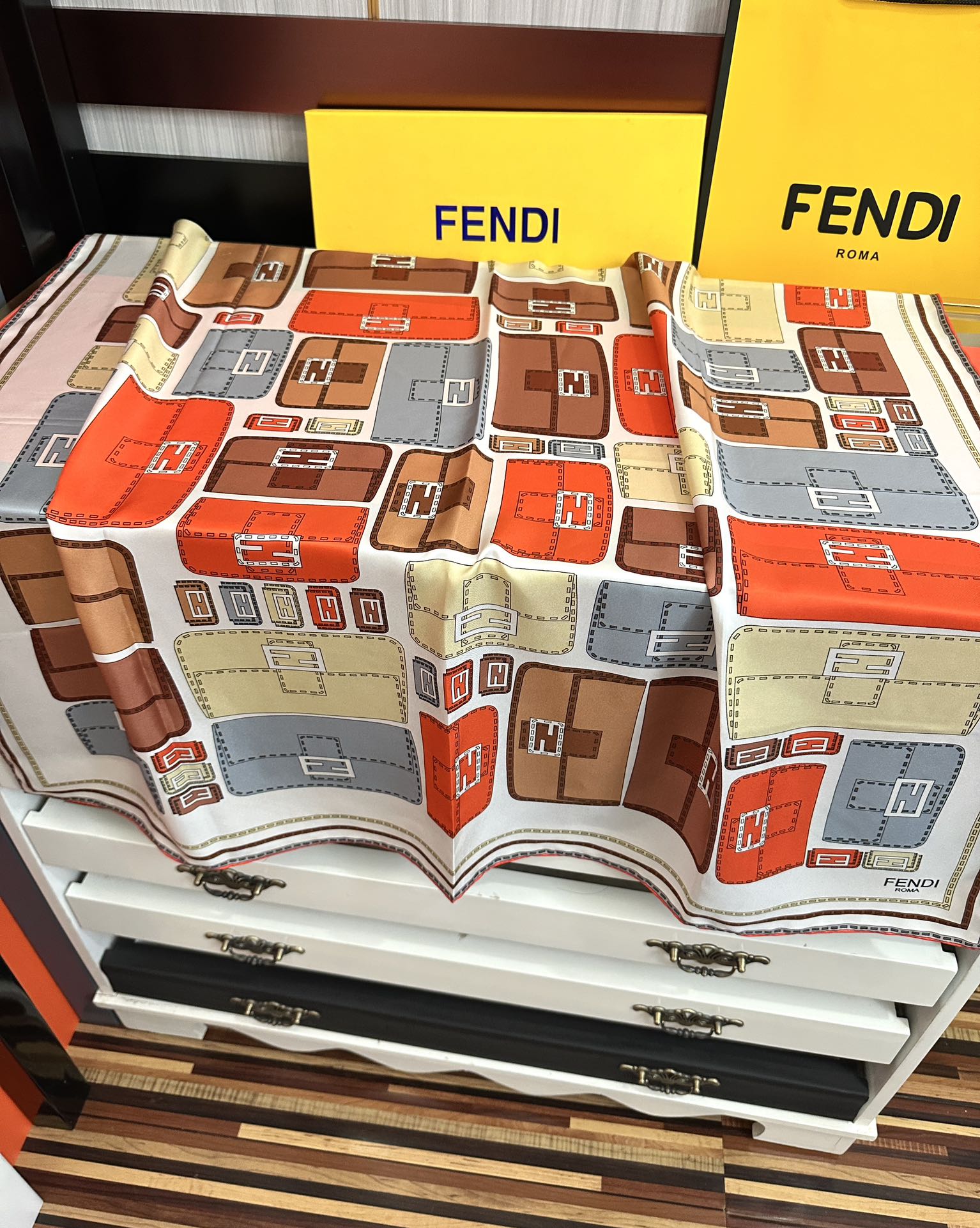  。高版本FENDI庆祝2025本年度最好看的丝巾没有之一了👍满身印有不同尺寸的米色和棕色标志性F Ba